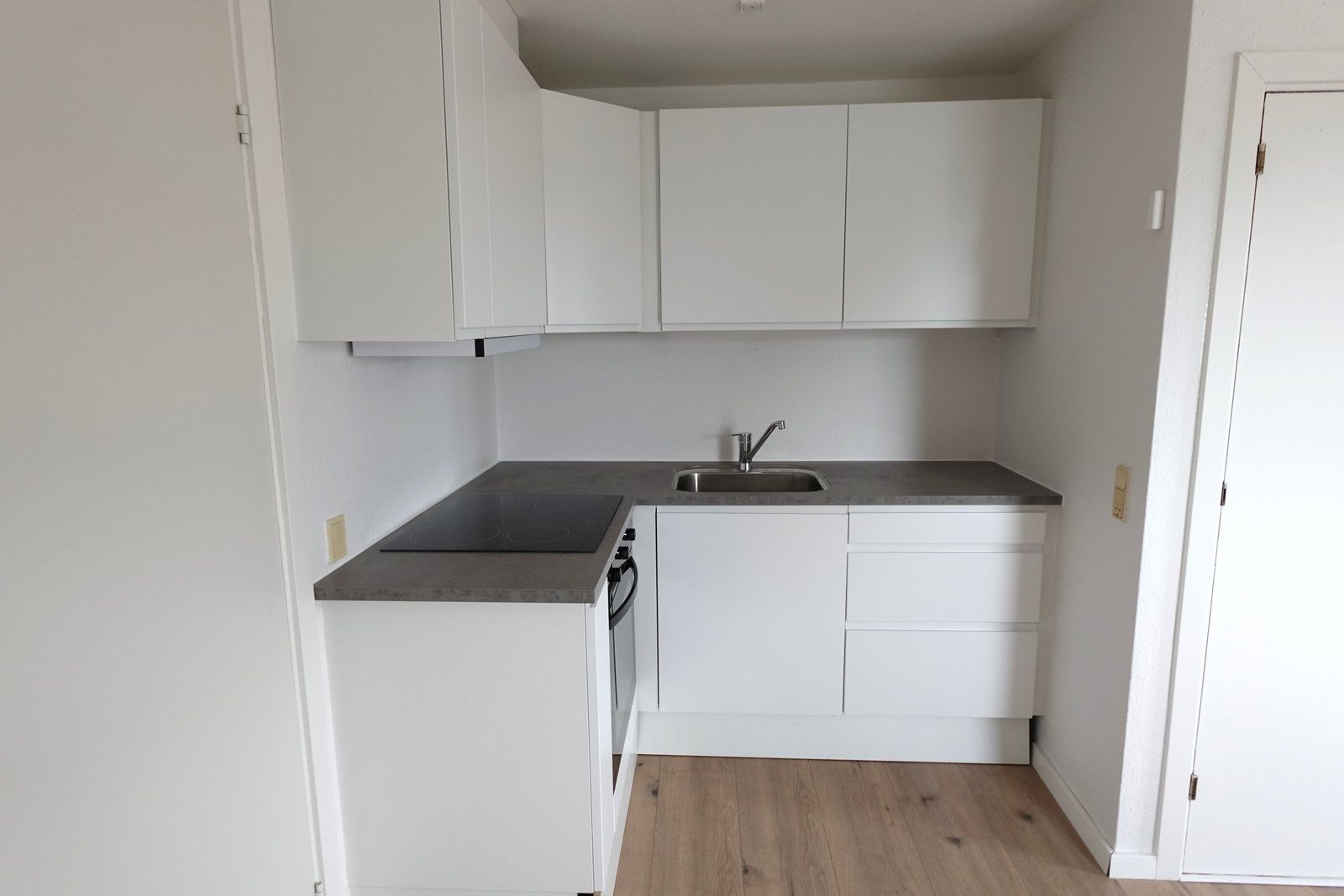 Nyrenoveret 2-værelses på 43 m2 med ovenlys og parkering ved ejendommen