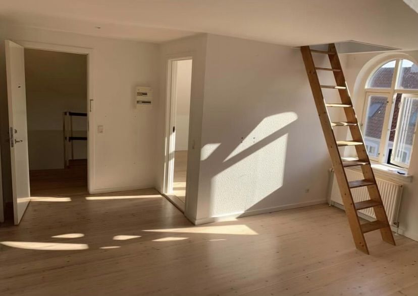2 værelses lejlighed på 1. sal med hems