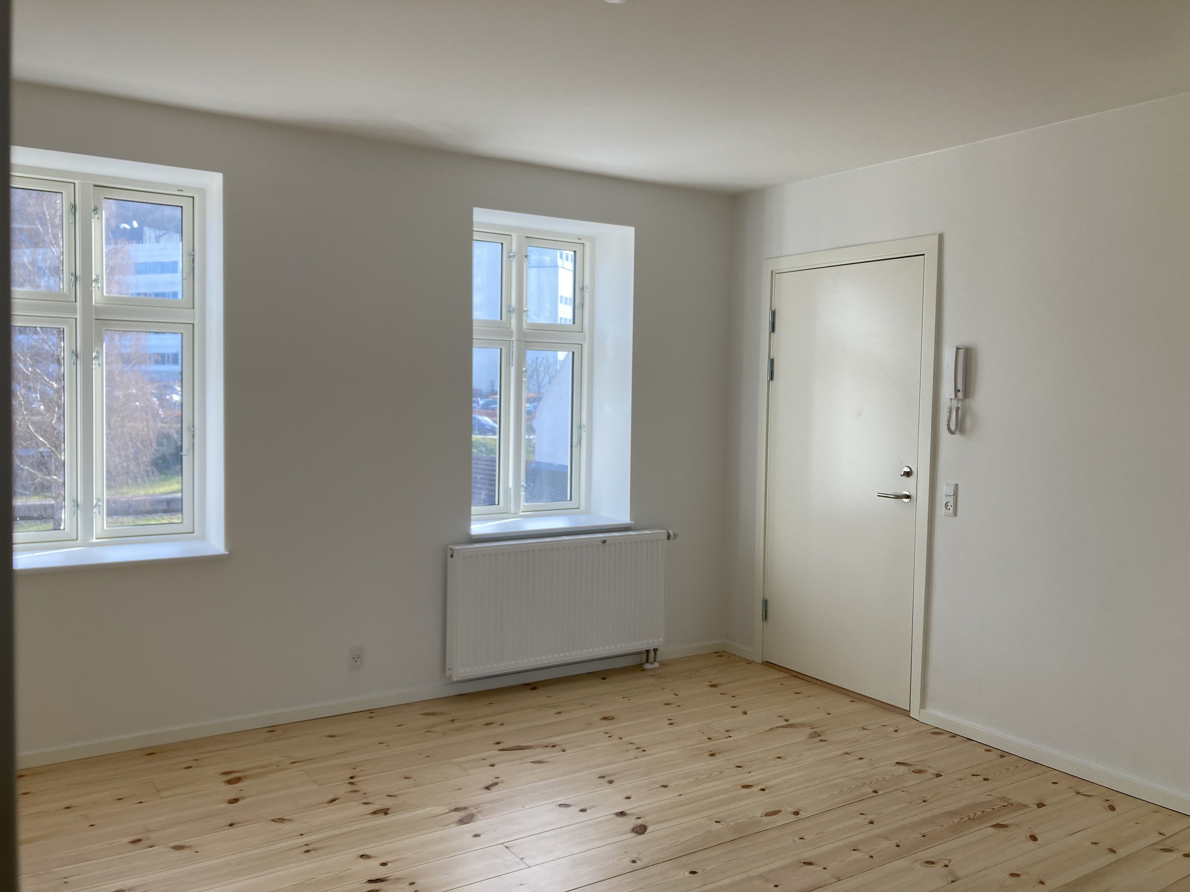 Flot ny renoveret lejlighed i centrum med altan
