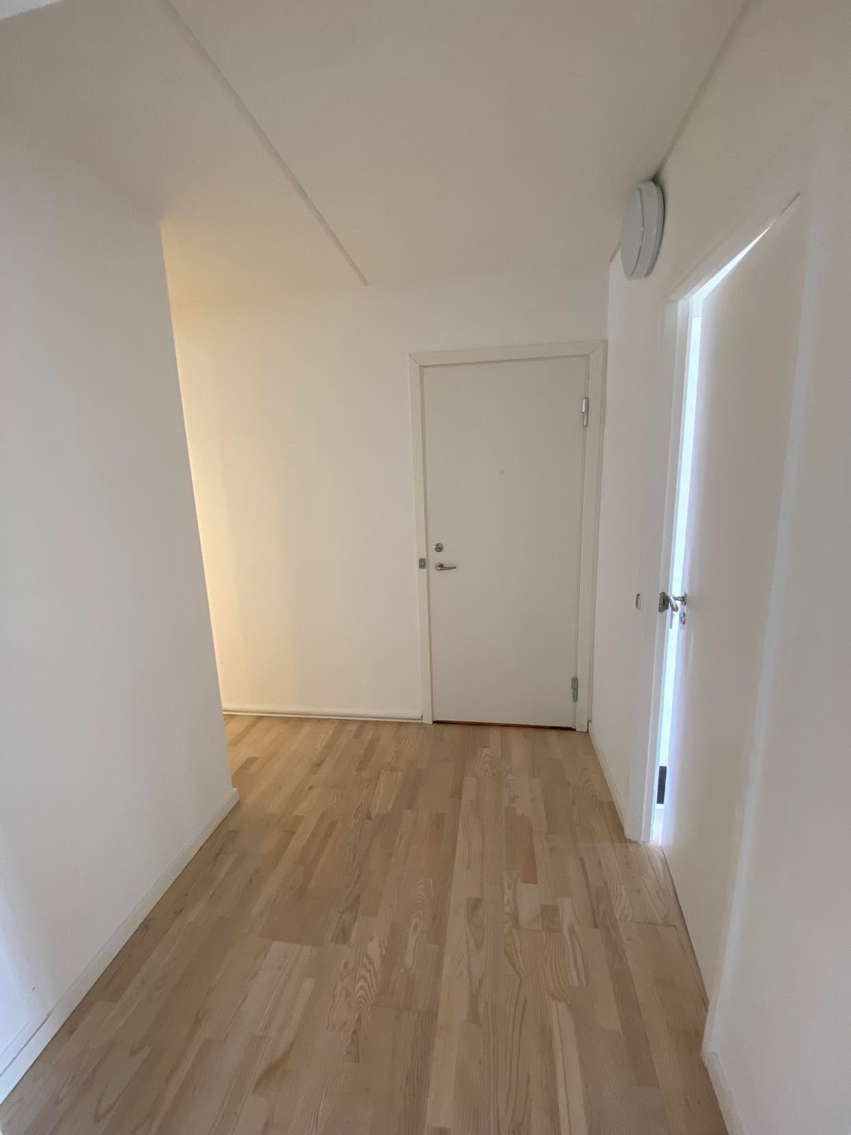 Stor dejlig lys total renoveret lejlighed med stor terrasse og 2 min gang til S-tog