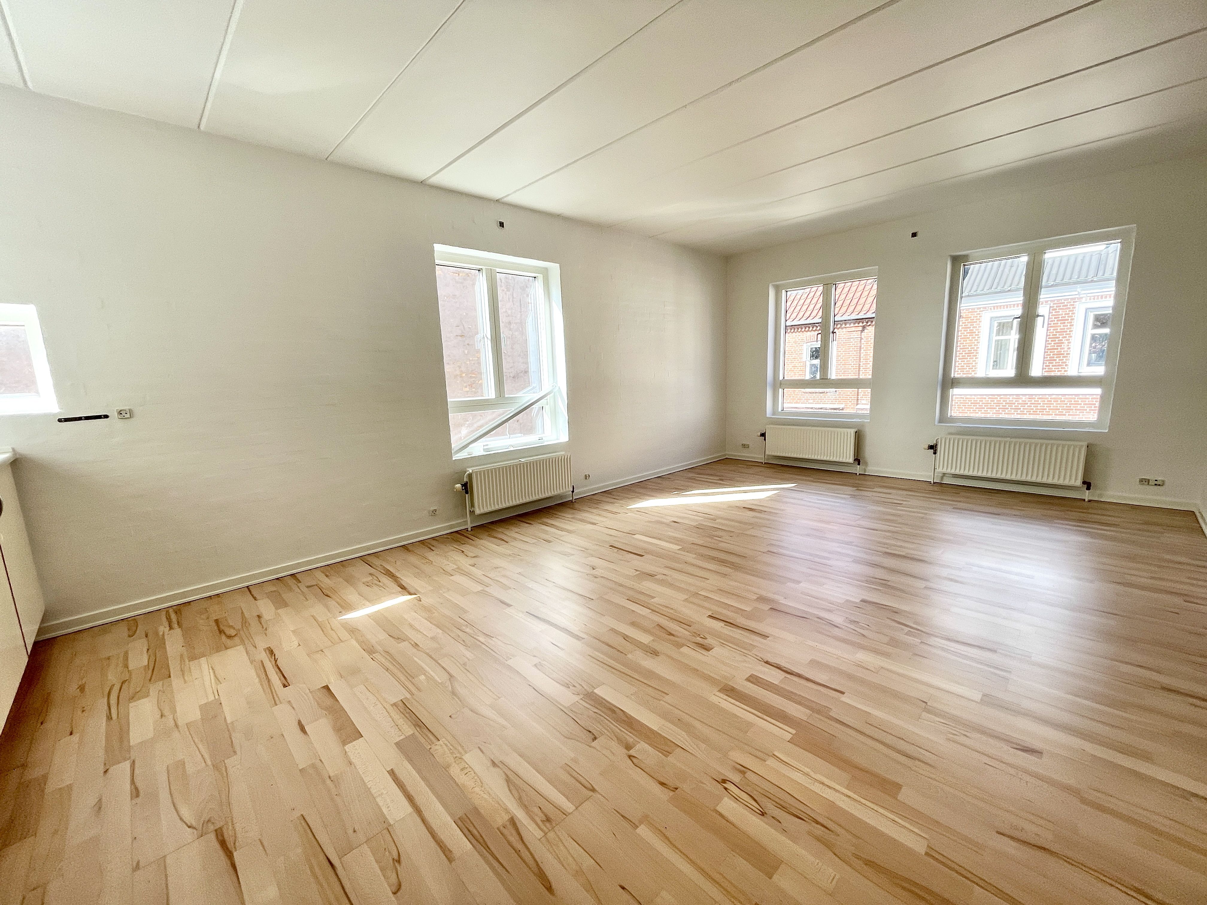 Stilfuld og rummelig 3-værelses lejlighed i to plan tæt på Horsens centrum! 🌟