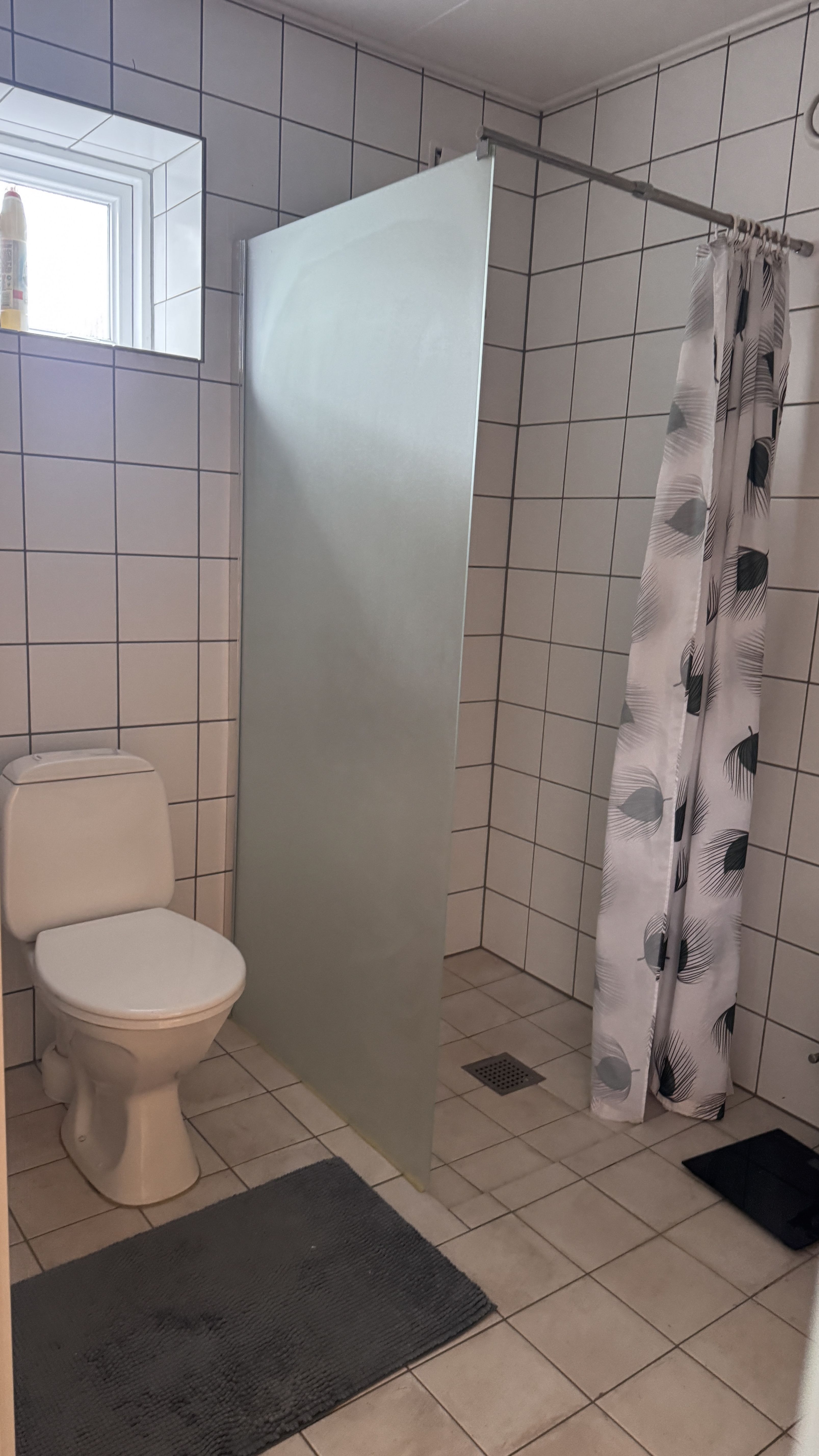 En rigtig fin lille 3-værelses lejlighed på 77 m2,. Centralt beliggende i Løgumkloster og meget tæt på skov og natur. 