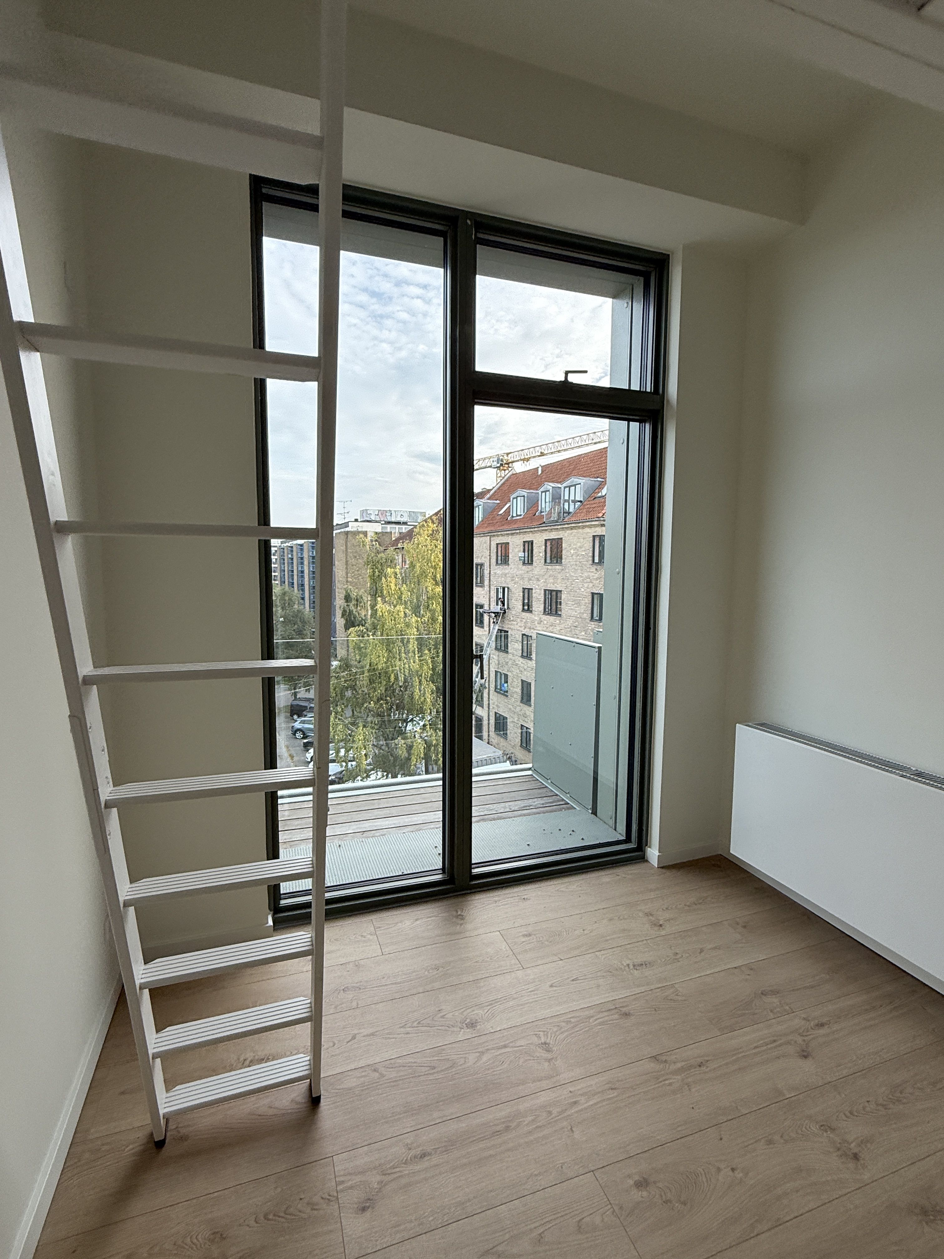 Lys 1-værelses lejlighed på 3. sal med hems, privat altan og 20 m² tagterrasse