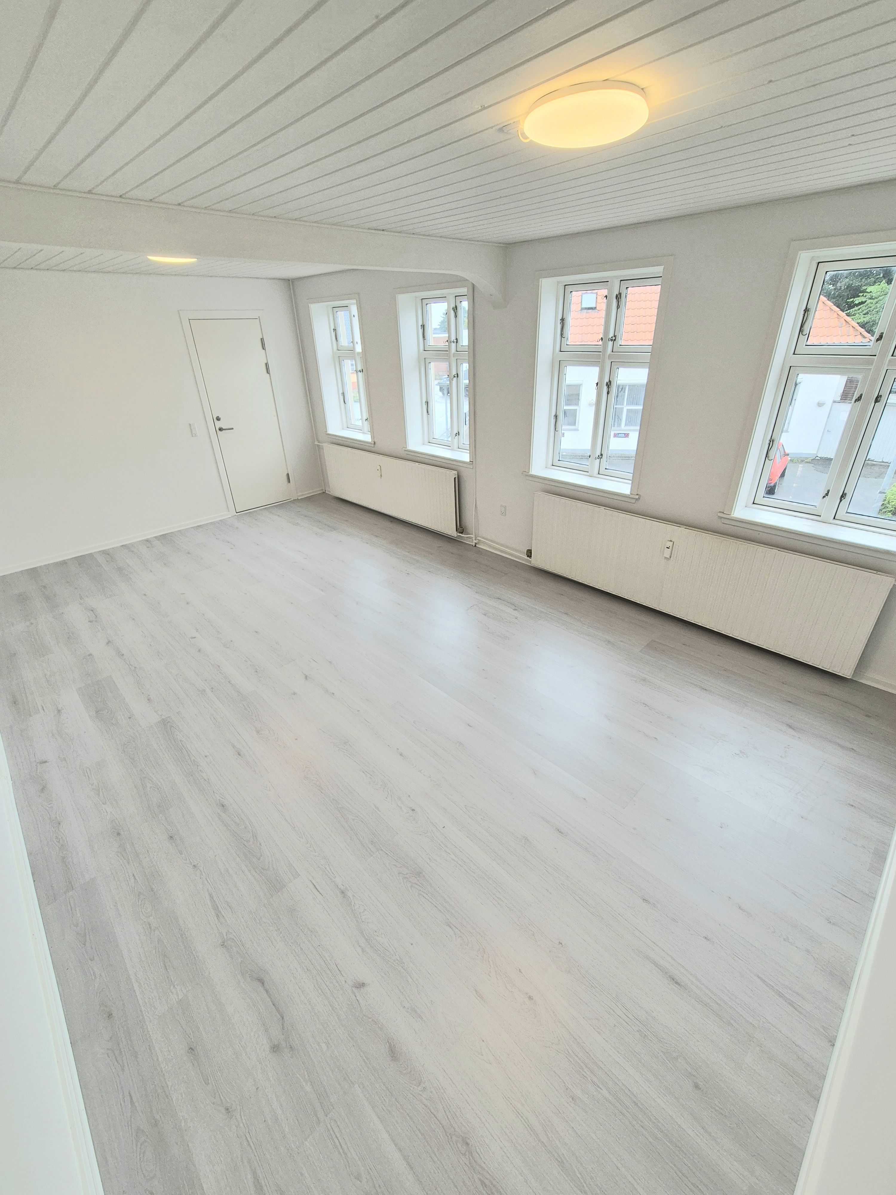 🏡 NYRENOVERET 4-VÆRELSES LEJLIGHED – LØSNING (90 m²)