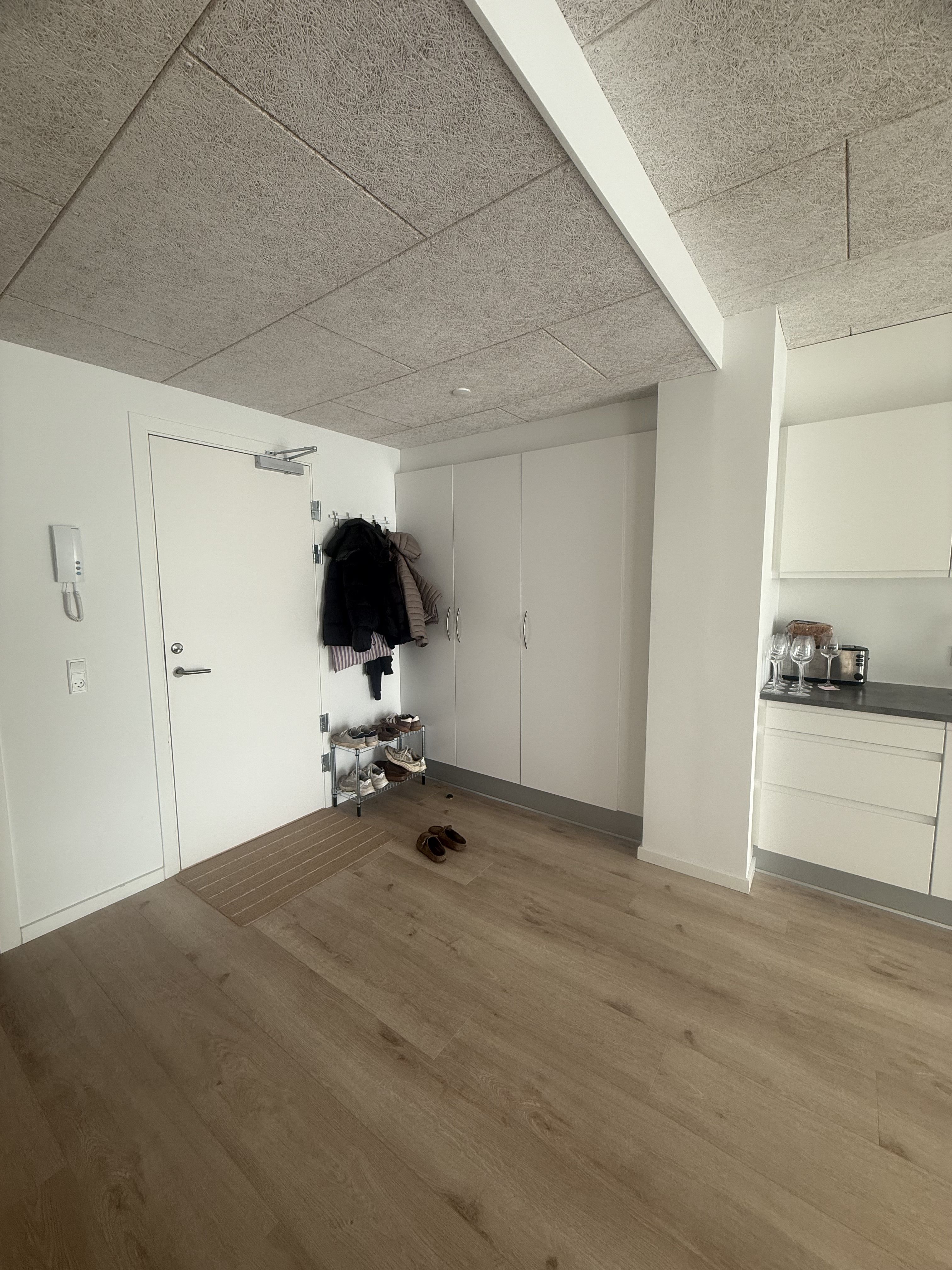 Flot nyere lejlighed lige ved Gethersparken med altan og elevator