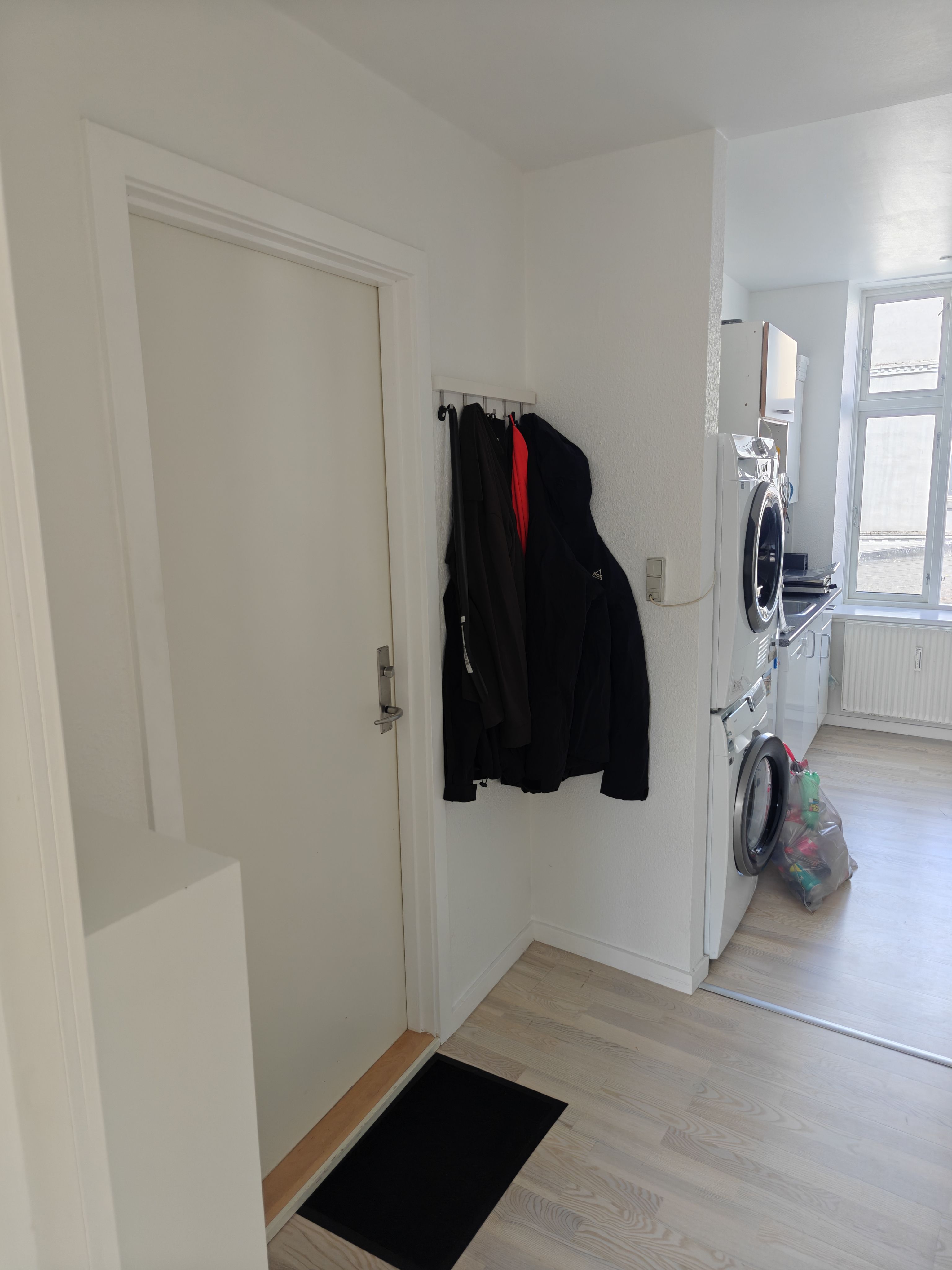 Lys og rumlig lejlighed på 1. sal lige ved starten af gågaden.