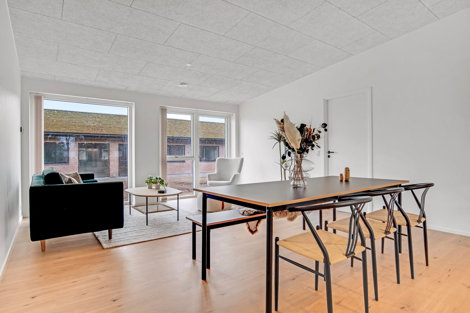 Moderne 4-værelses rækkehus på 100 m2 med carport, terrasse og husdyr tilladt