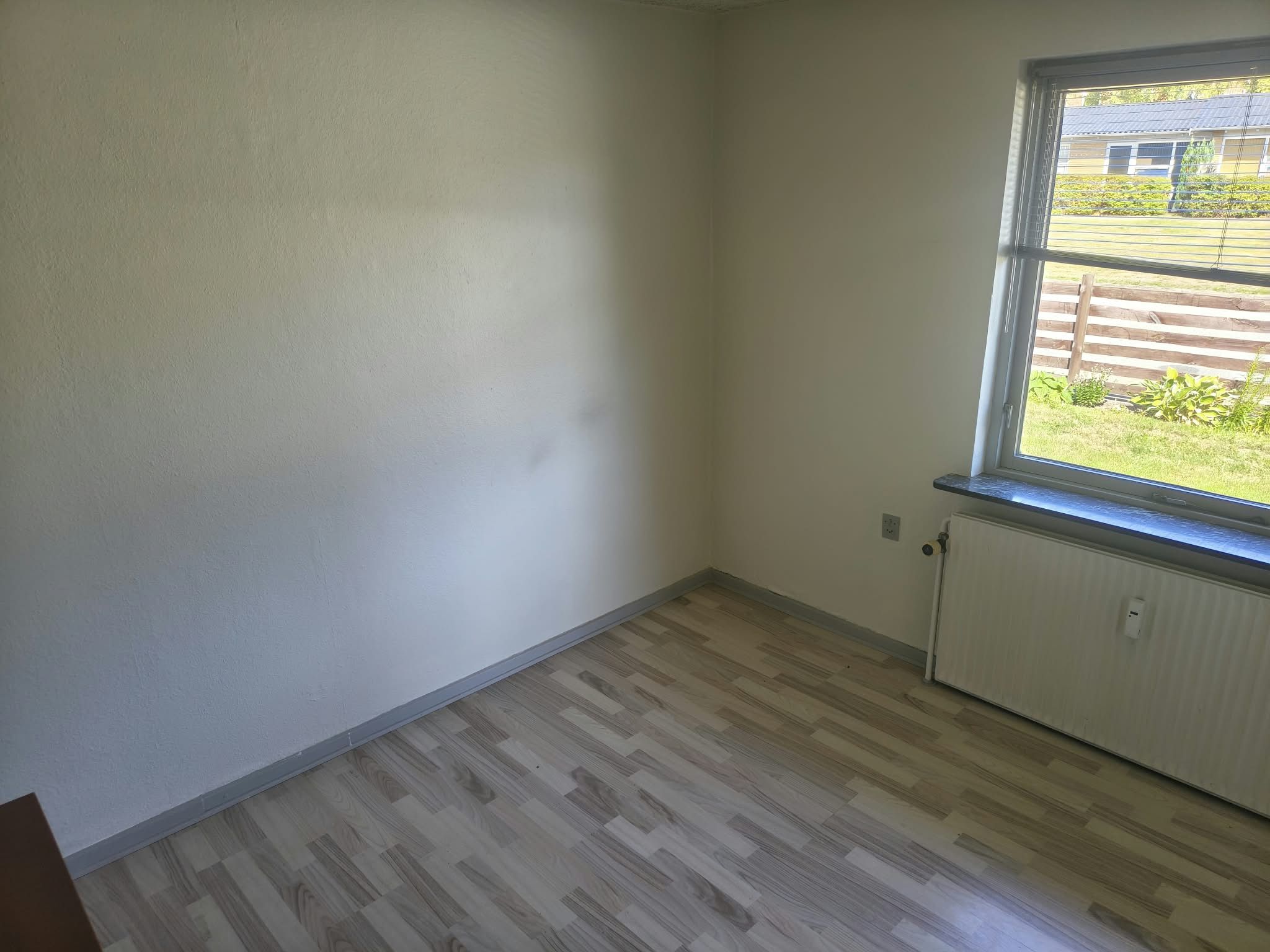 Lille hyggelig studie lejlighed m/fælles have.