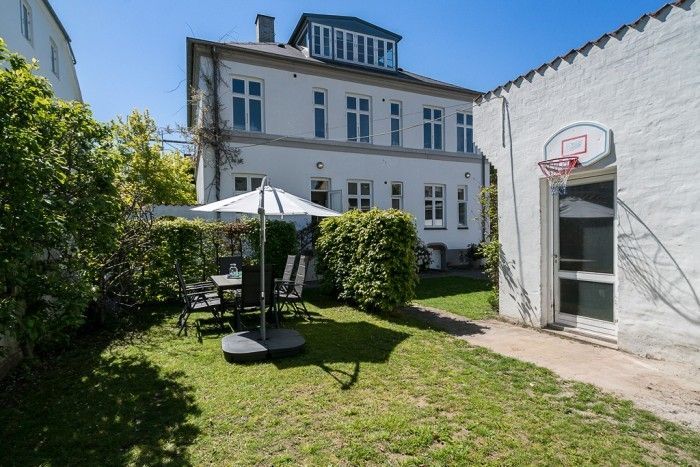 Villalejlighed med direkte adgang til have på attraktiv Frederiksberg-adresse