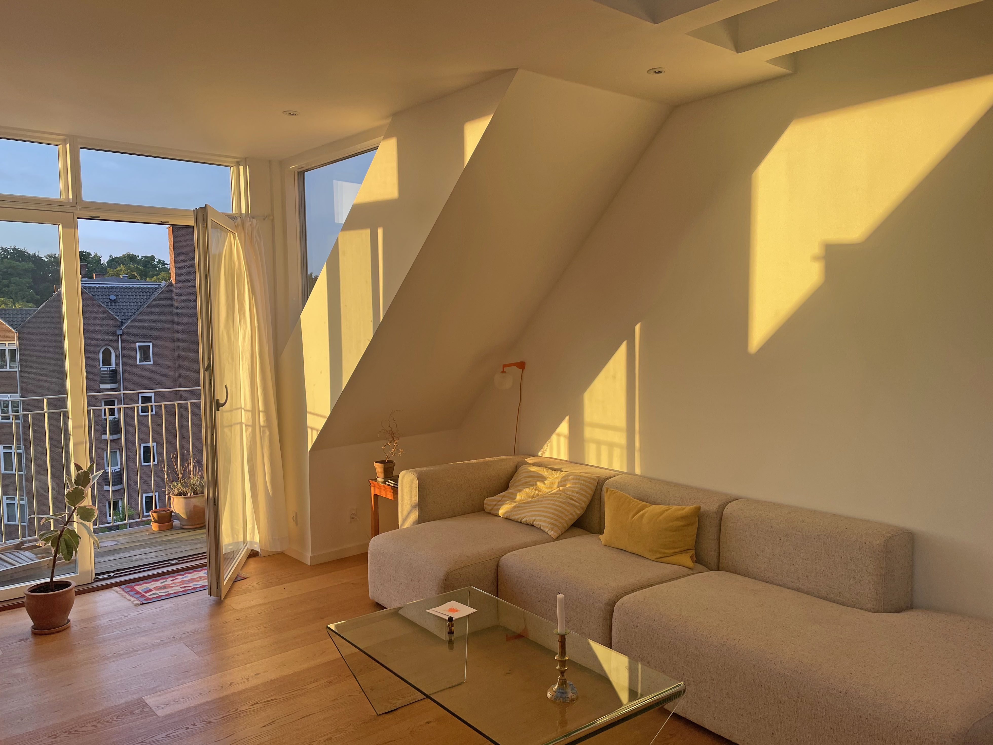 Rummelig penthouse med altan og hems