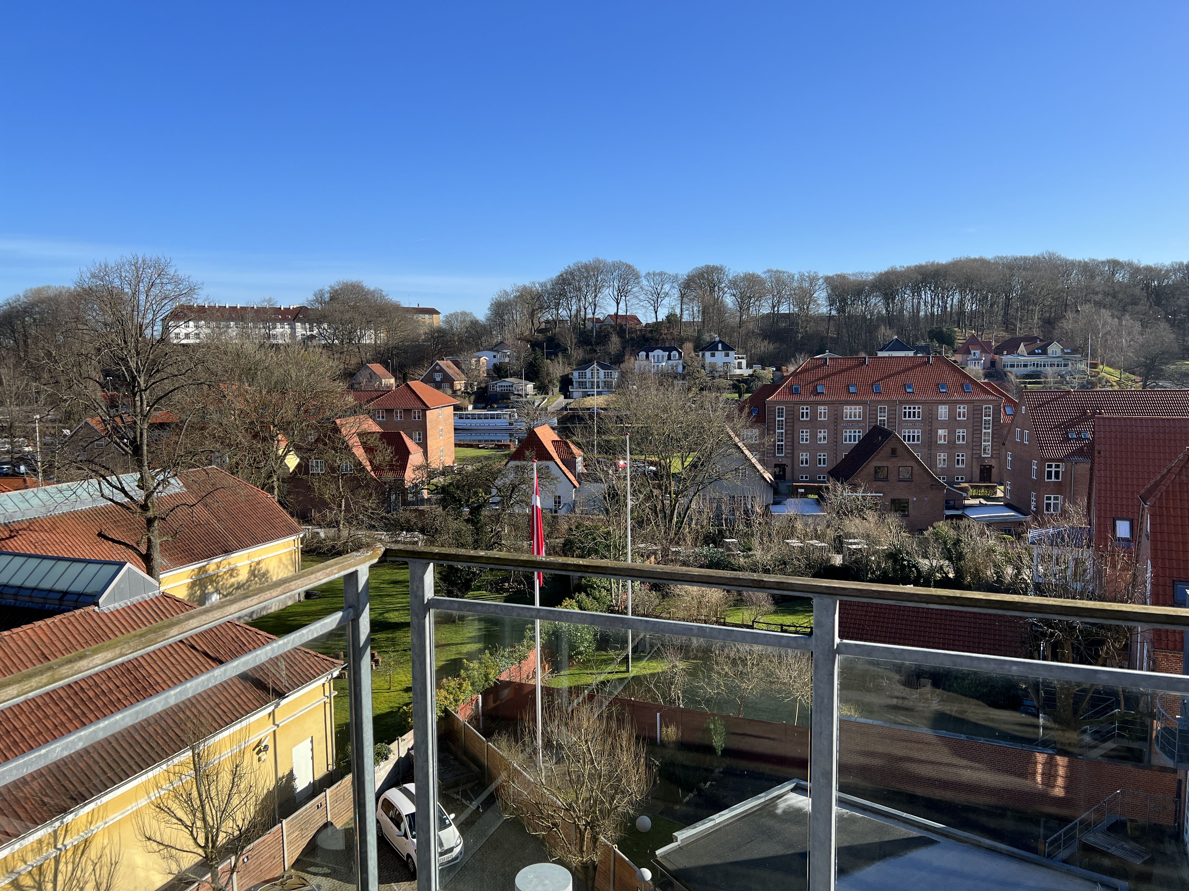 Penthouse lejlighed med fantastisk udsigt over sø og skov