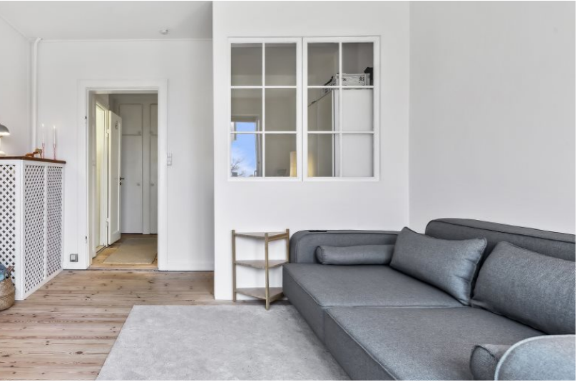 Semi-furnished apartment with separate kitchen and sleeping area - close to metro and beach
