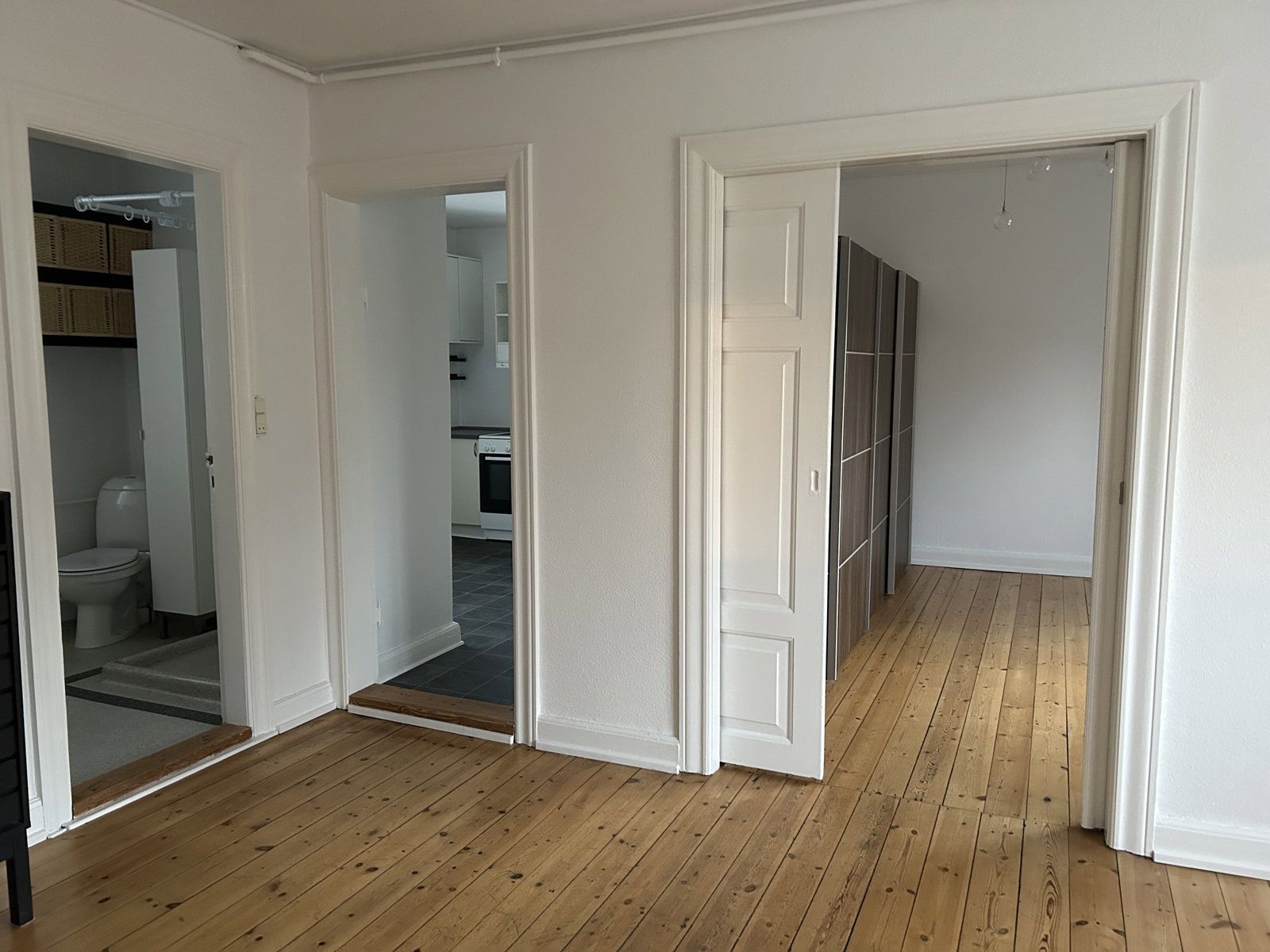 Lys 2‑værelses lige udenfor voldene - 67 m2 i klassisk ejendom. Huslejen er inkl. vand.