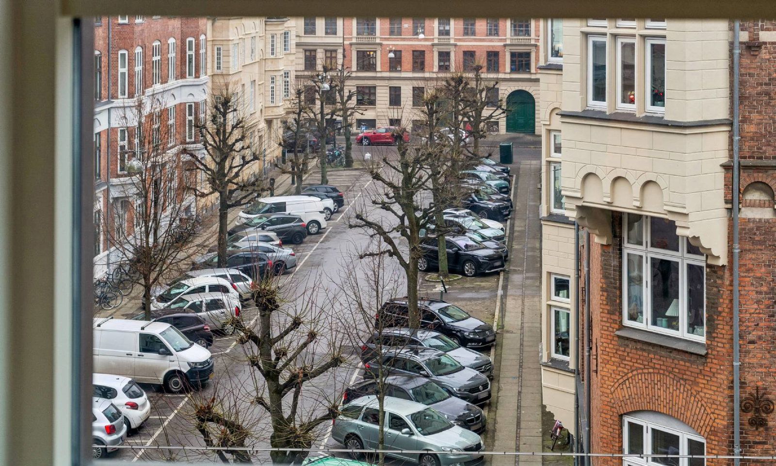 Moderne bolig med åbent køkkenalrum på Frederiksberg