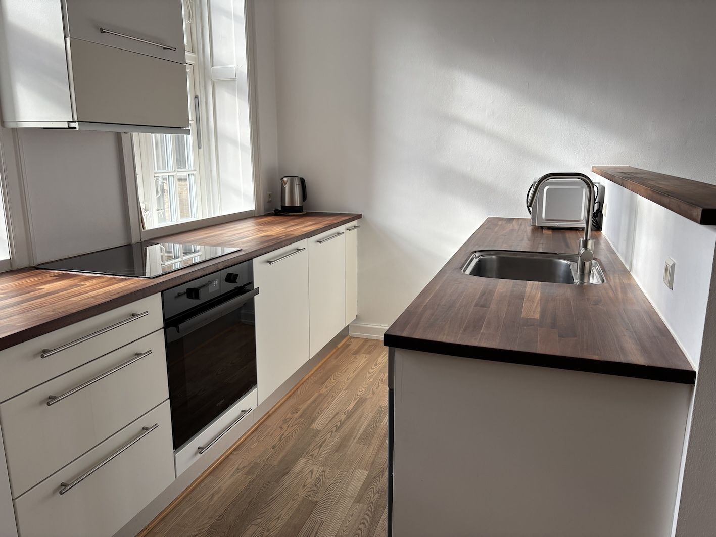 CENTRAL 3-ROOM FLAT FOR 4-12 MONTHS