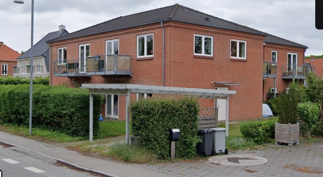 Stor 2 værelses stuelejlighed med 2 terrasser og egen have nær Sorø St.