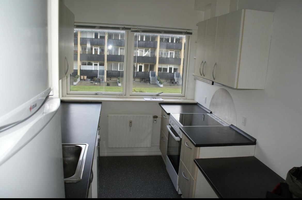 Lækker lys 3 værelses lejlighed på Fasanvej. Dejligt stor altan, og tæt på det hele. 