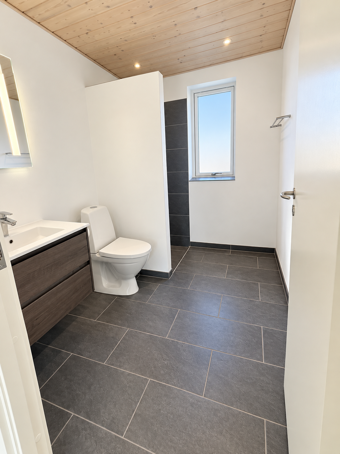 Nyrenoveret enderækkehus med privat have og overdækket terrasse!