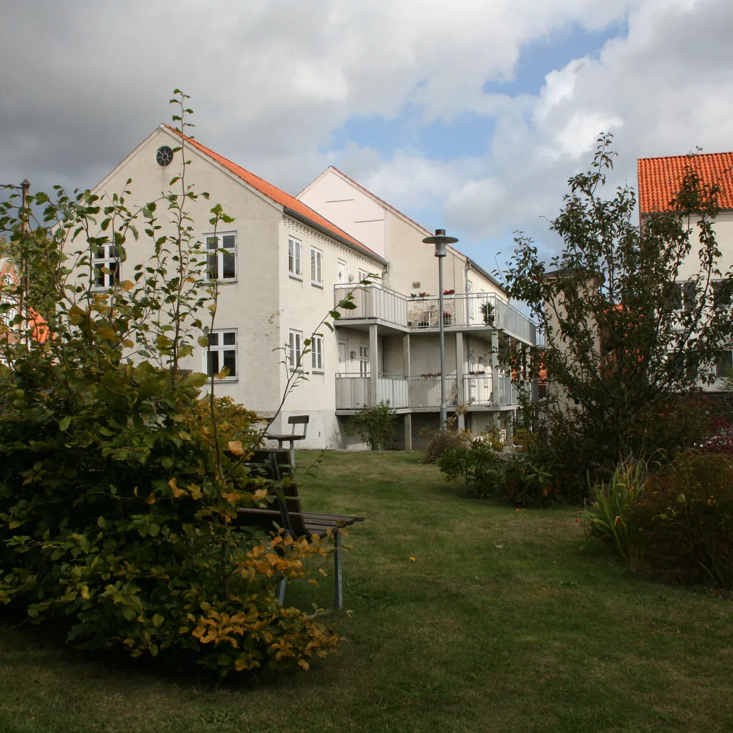 Det tidligere Holms Hotel i Nexø er i 2004 ombygget til 22 moderne familieboliger, som også er velegnede for ældre.