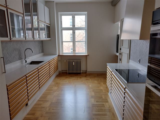 Elegant og herskabelig lejlighed på 3. sal i mondæn ejendom for den kræsne lejer.