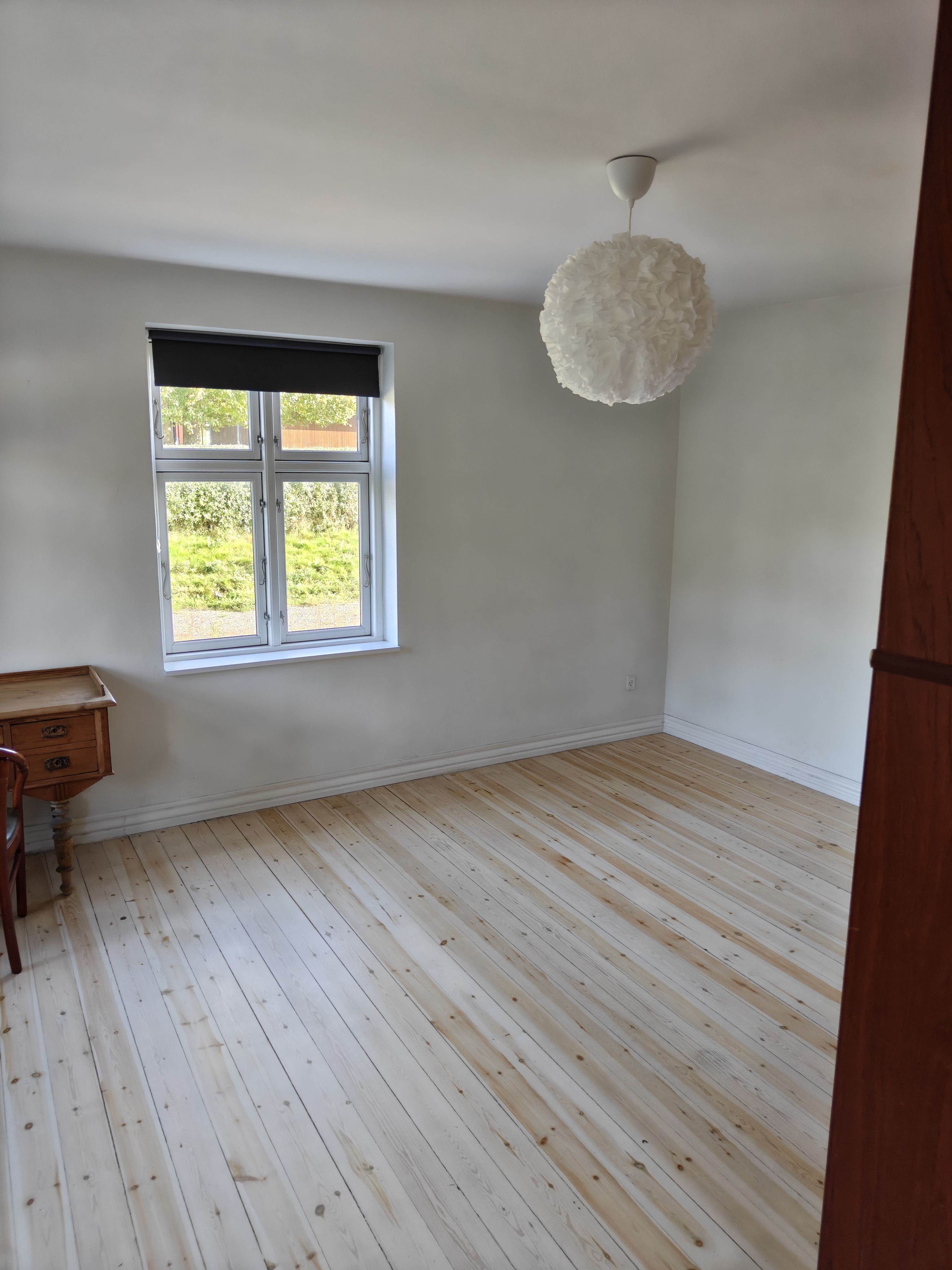 Nyrenoveret 3-værelses lejlighed på 115 m² i Hasselager – stor have og husdyr tilladt