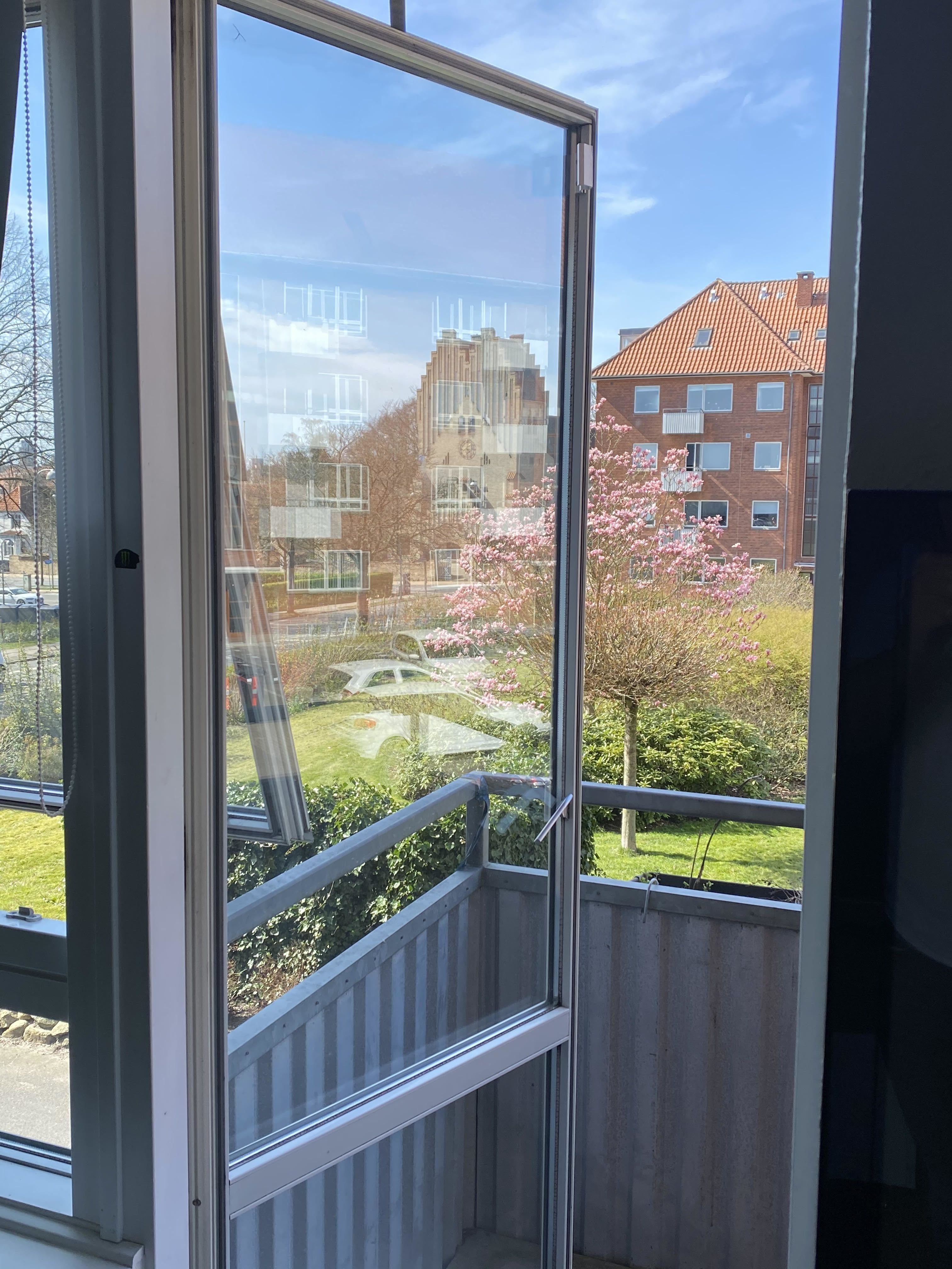 Dejlig delevenlig 3 værelses lejlighed med 2 altaner og have - delevenlig  - nymalet og nyslebet