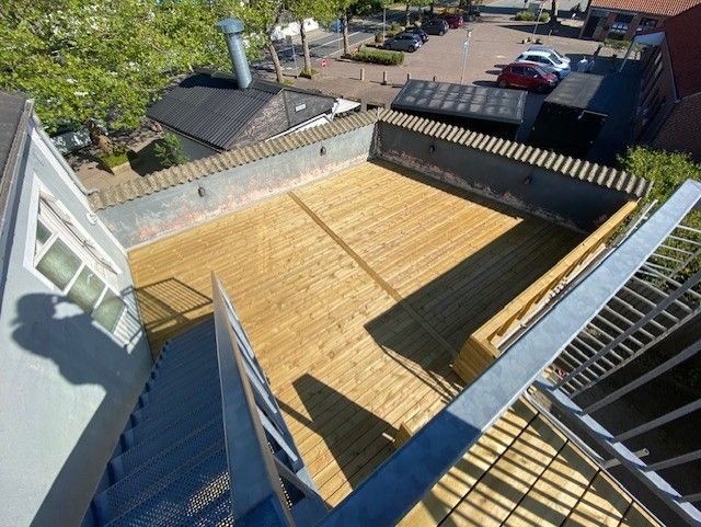 Flot renoveret 4-værelses lejlighed på 125 m2 med stor terrasse og carport.