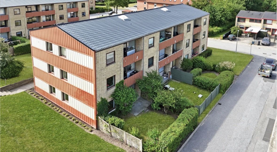 Flot 4 værelses lejlighed med egen have