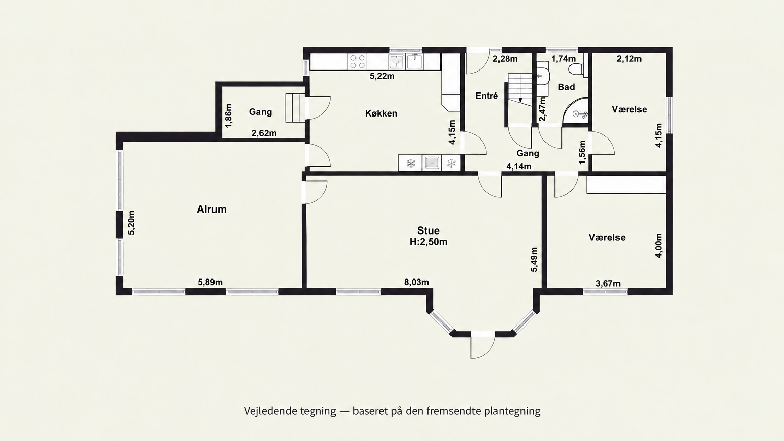 Rummelig bolig i to plan med have og garage