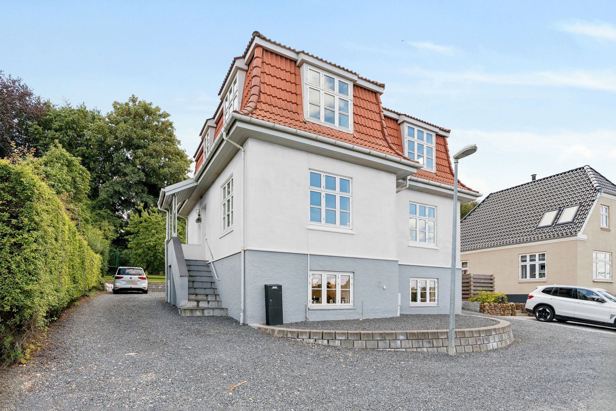 Rummelig og charmerende villa med skøn, lukket have i Vejle