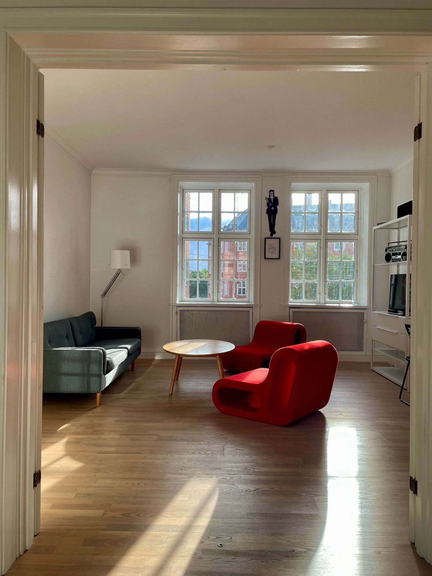 CENTRAL 3-ROOM FLAT FOR 4-12 MONTHS