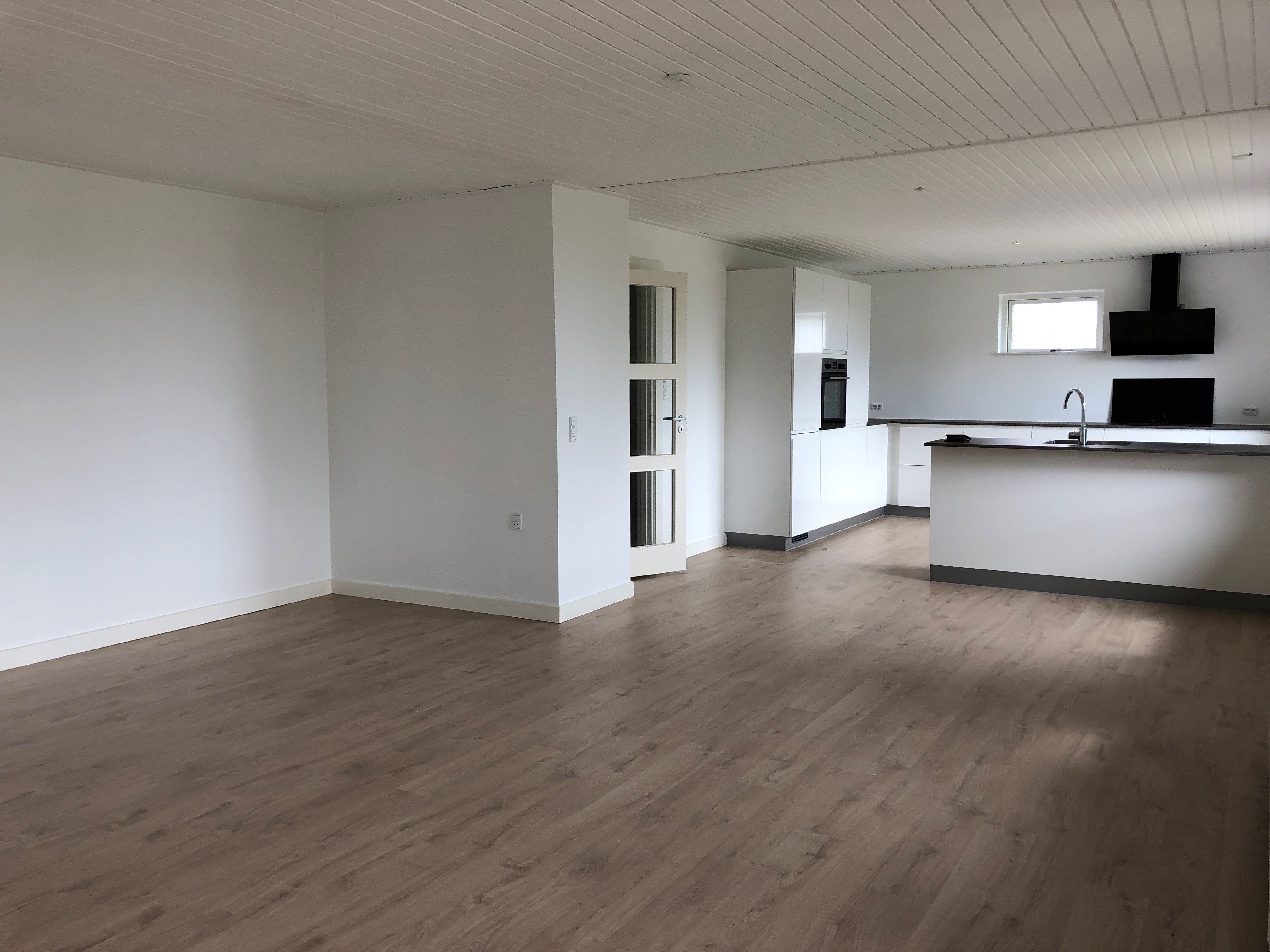 Hus med terrasse og have samt kælder 