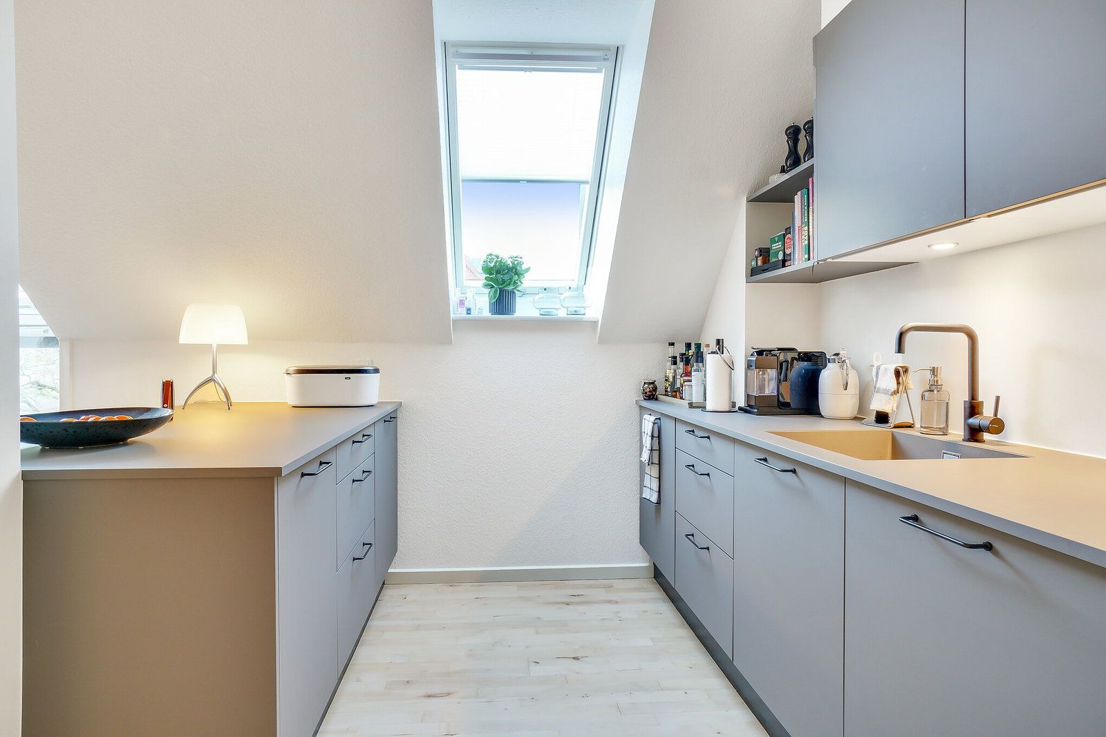 Lys og moderne 3-værelses på 90 m2 med stilrent køkken, tagvinduer og attraktive fællesfaciliteter