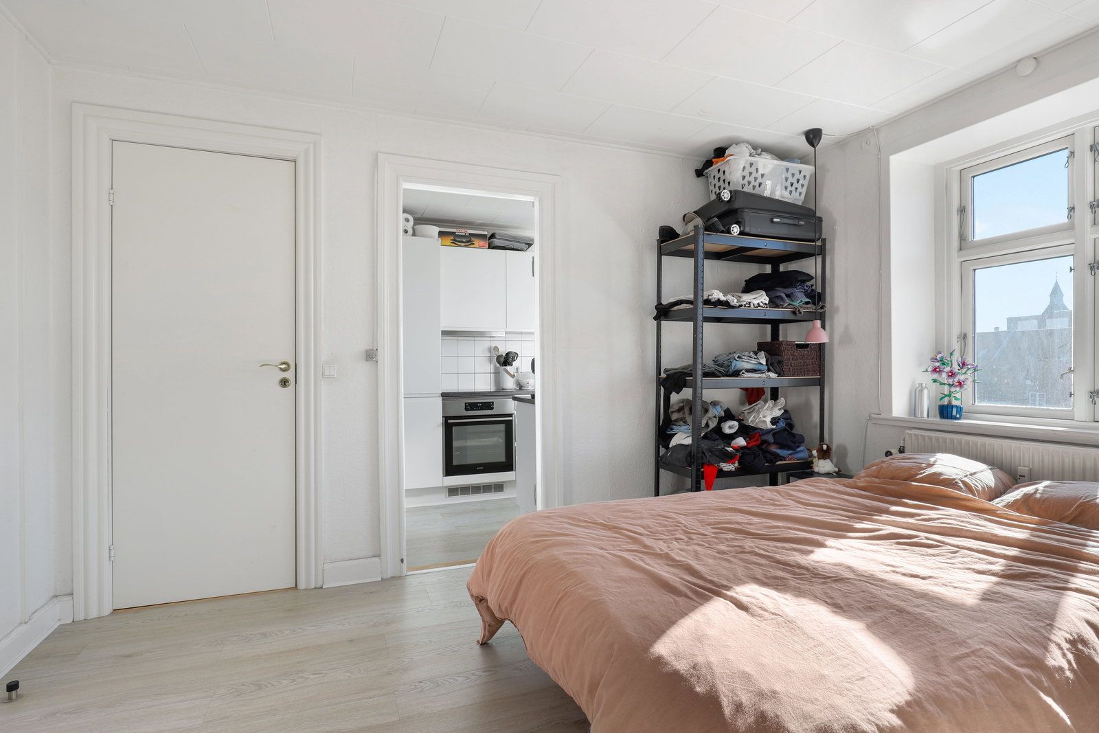 Lys 2-værelses med separat køkken og moderne bad – 60 m2