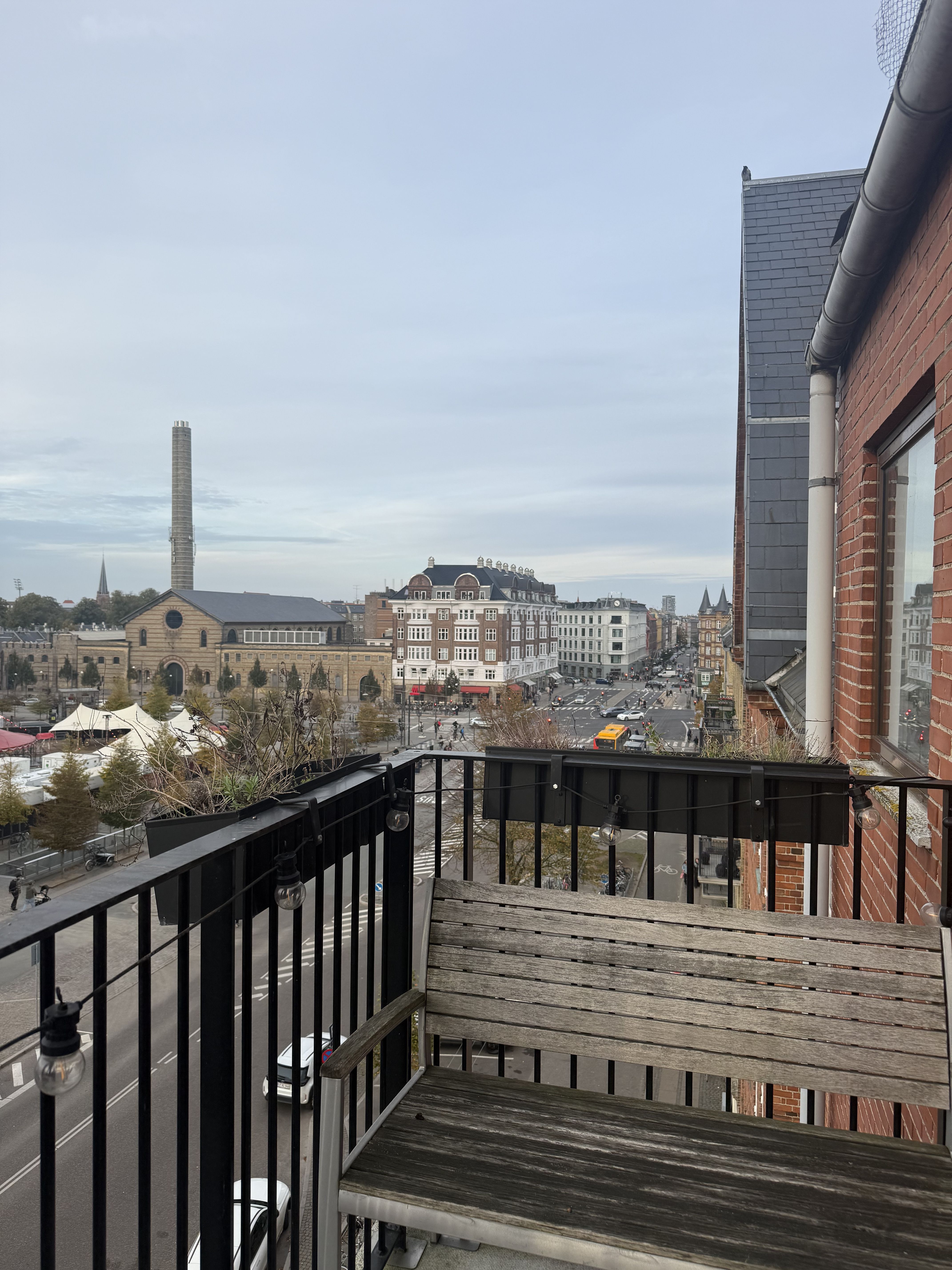 Lys og møbleret 2-værelses med altan ved Trianglen, Østerbro