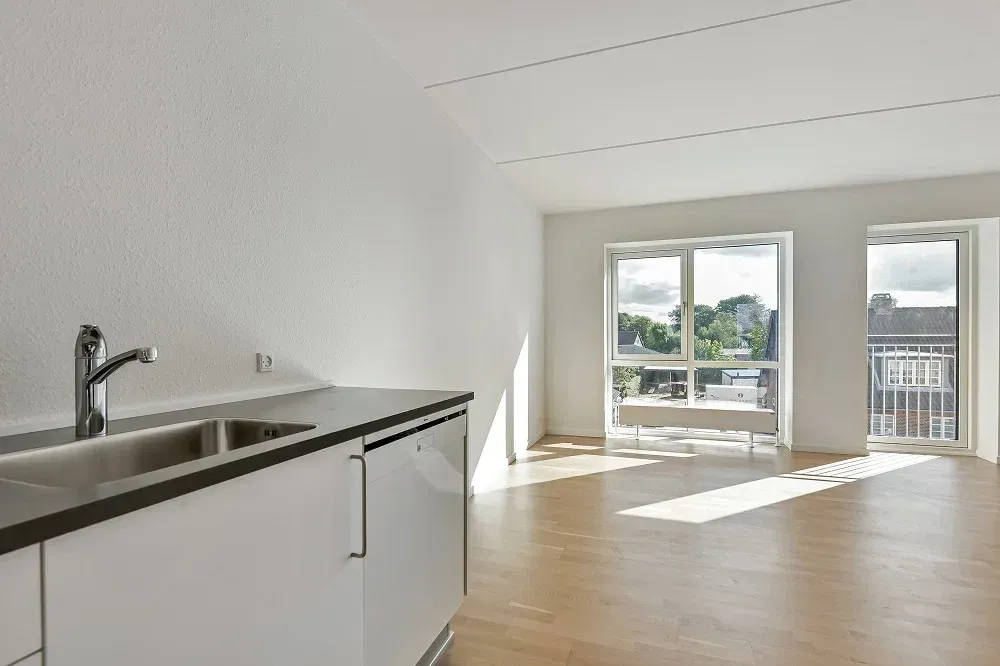 Lys 3- værelses på 84 m2 med svalegang, walk-inn og elevator - parkering ved døren