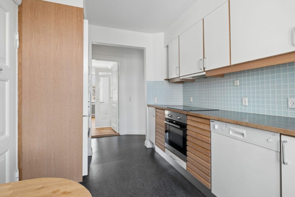 Central 3-værelses på 85 m2 med altan, vaskemaskine og gulvvarme – tæt på gågaden og havnefronten