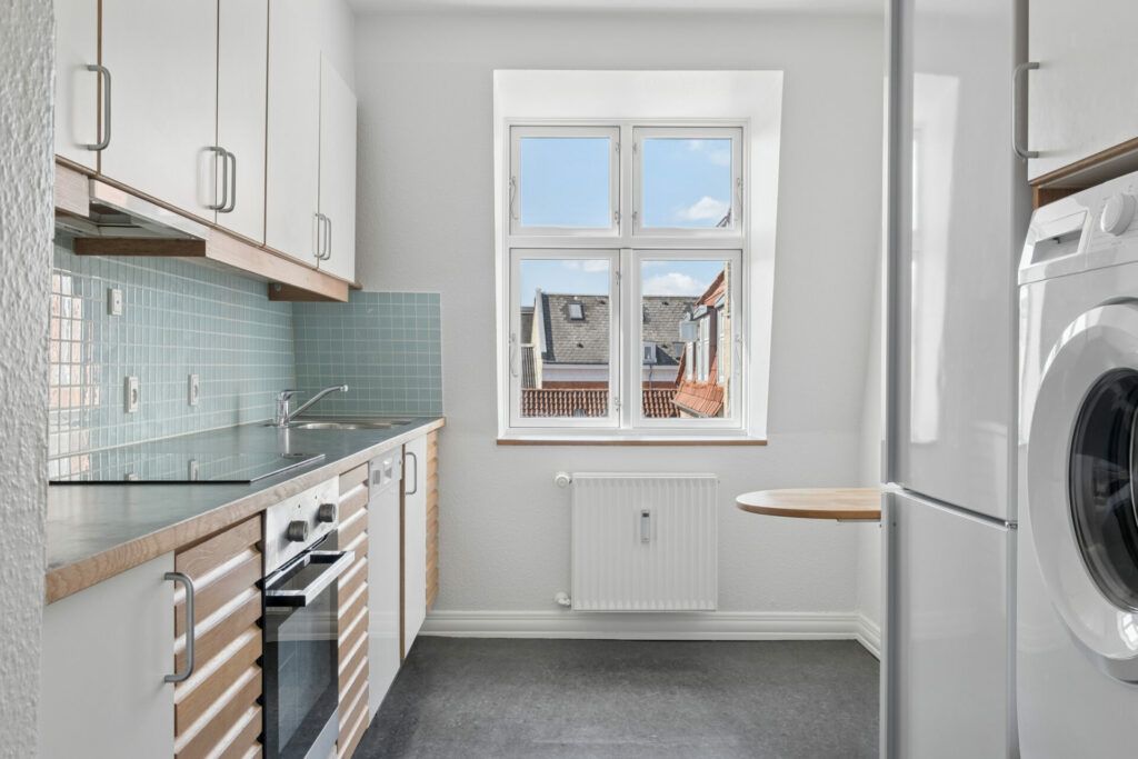 Central 3-værelses på 85 m2 med altan, vaskemaskine og gulvvarme – tæt på gågaden og havnefronten