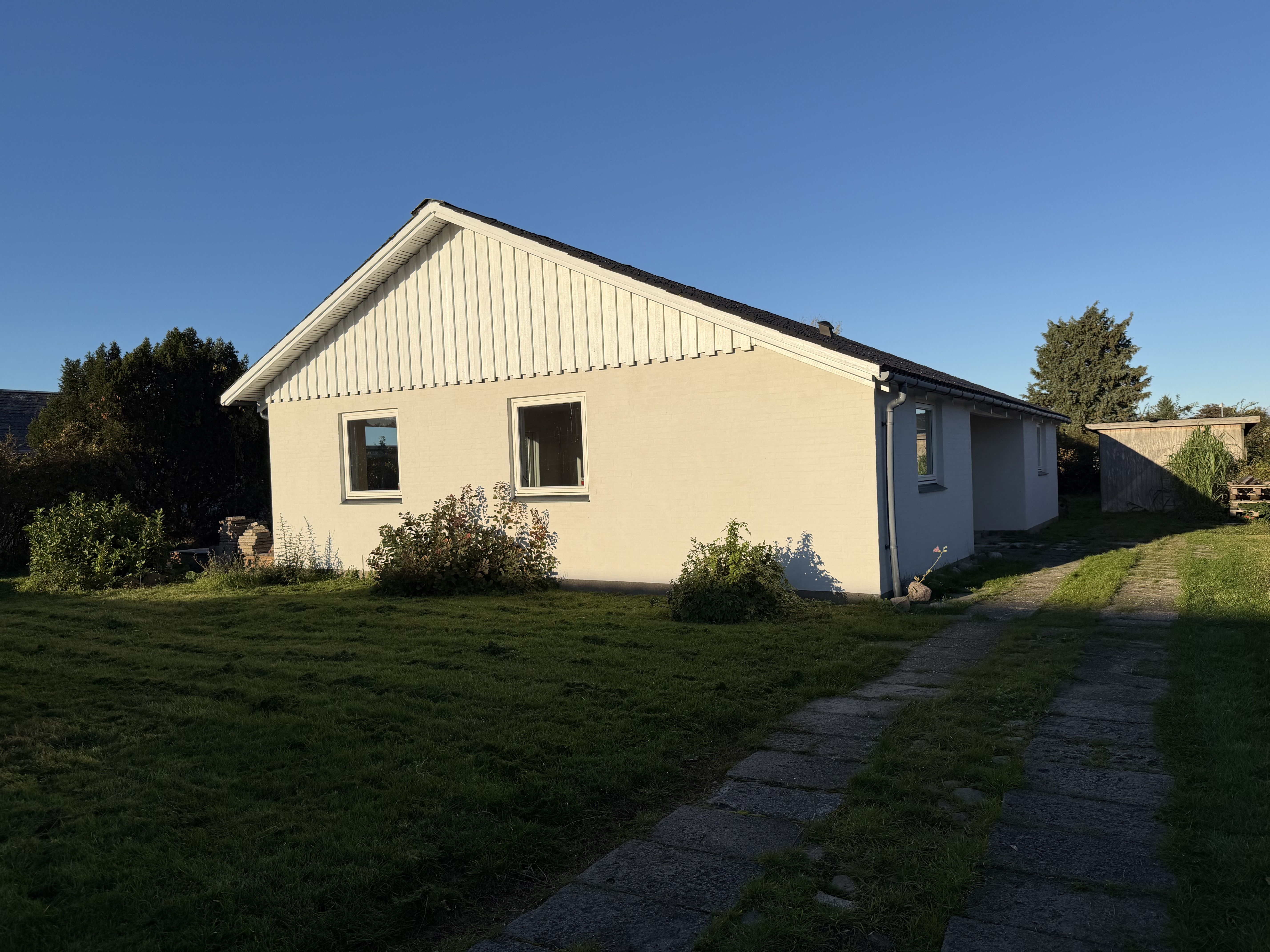 Nymoderniseret ét-plans villa med have