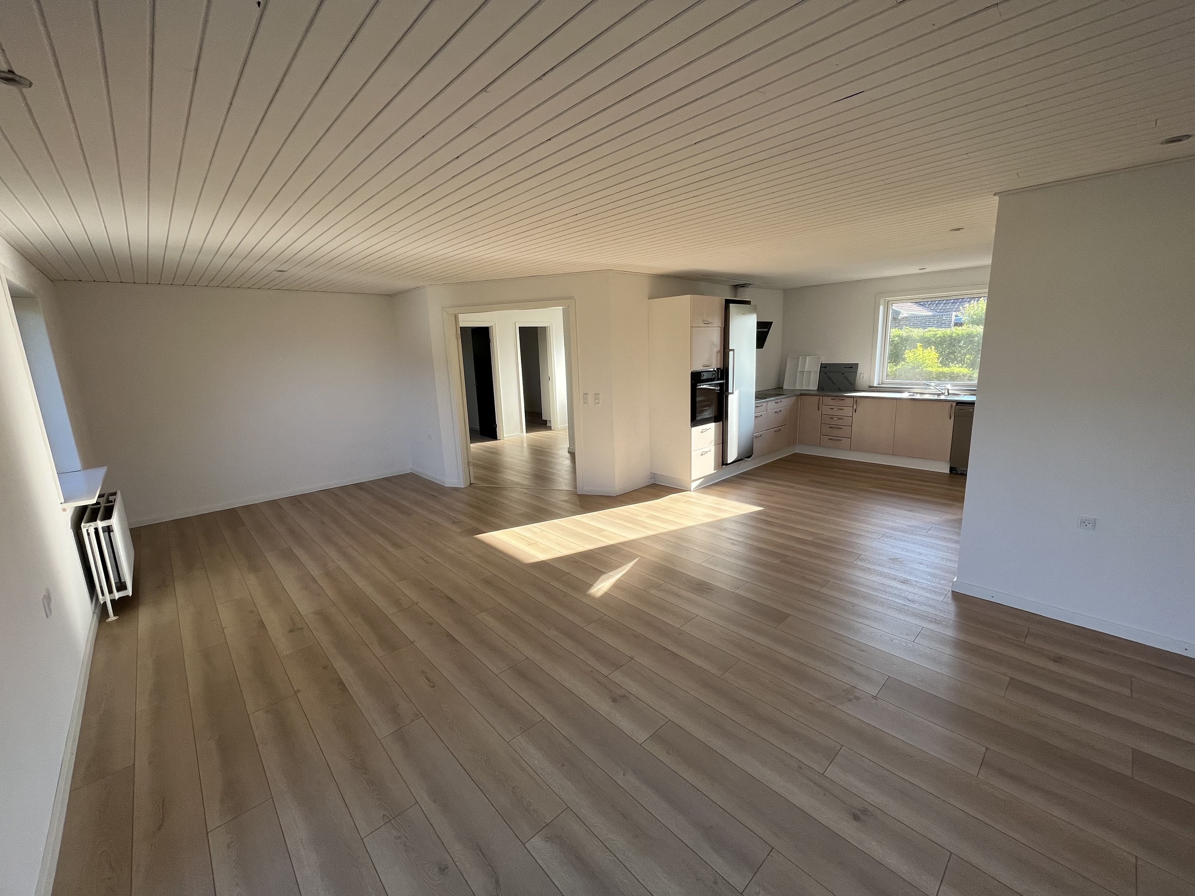 Rummeligt 4-værelses hus med privat have, terrasse og carport