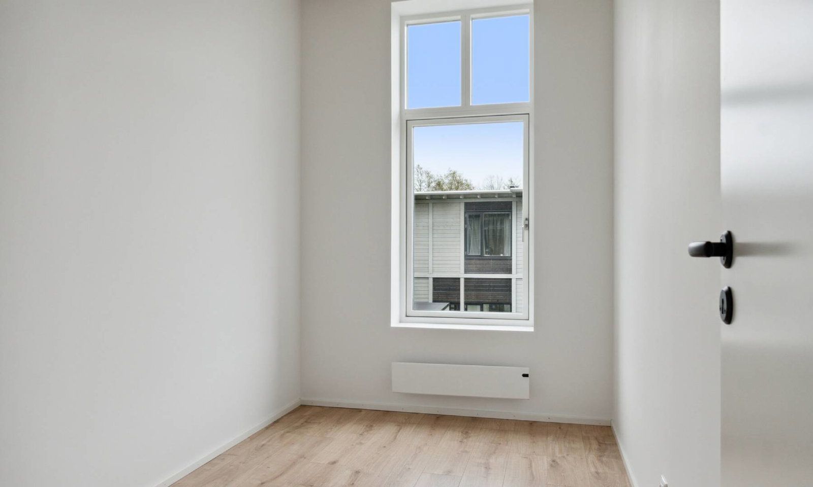 Skøn 4-værelses rækkehus i 2-plan med gode soveværelser, stort badeværelse, egen terrasse og skur - Perfekt til familien!