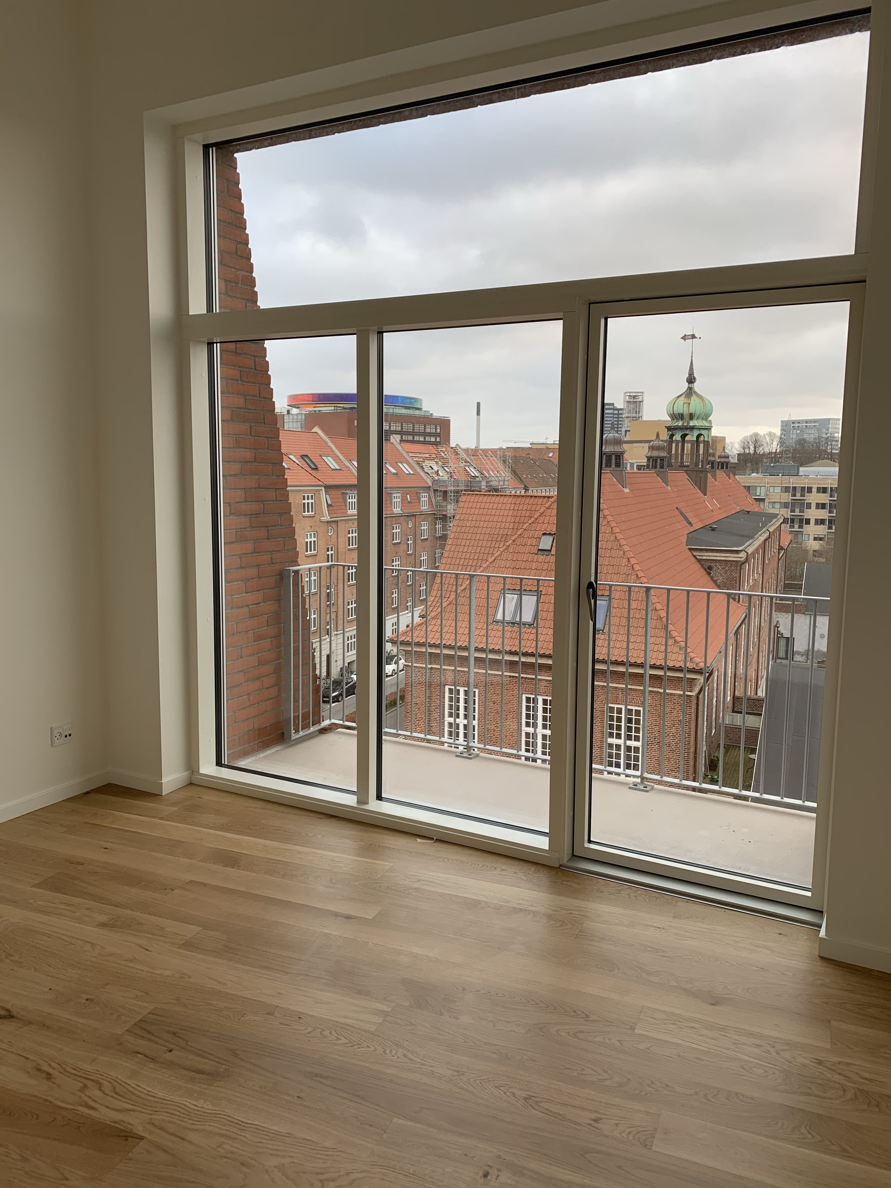 Unik Penthouse hjørne lejlighed med 3,8m til loft og flere altaner. Flot udsigt over byen og Aros buen