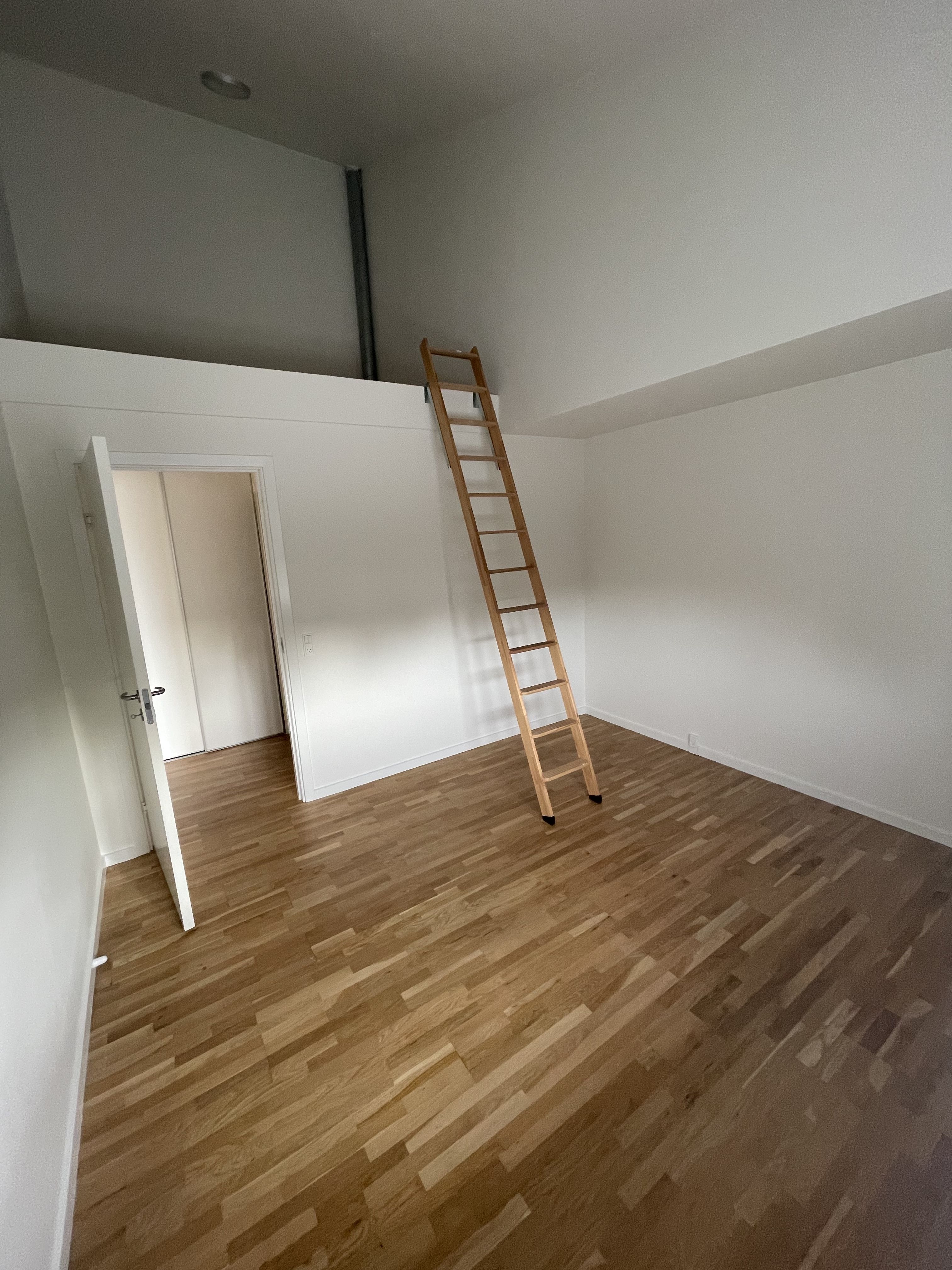 Lækker lille 2 værelses. Med to store brugbare hemse med i prisen og som er udover lejlighedens opgivet  m2