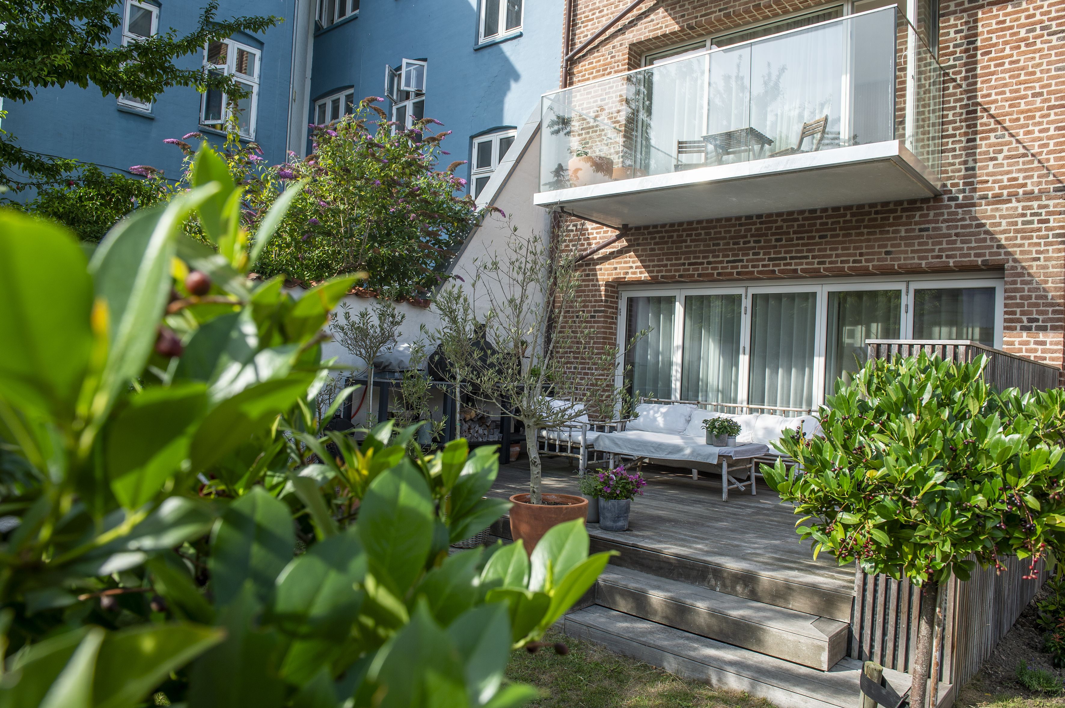 Nyopført byhus fra 2020 – møbleret, terrasse & parkering