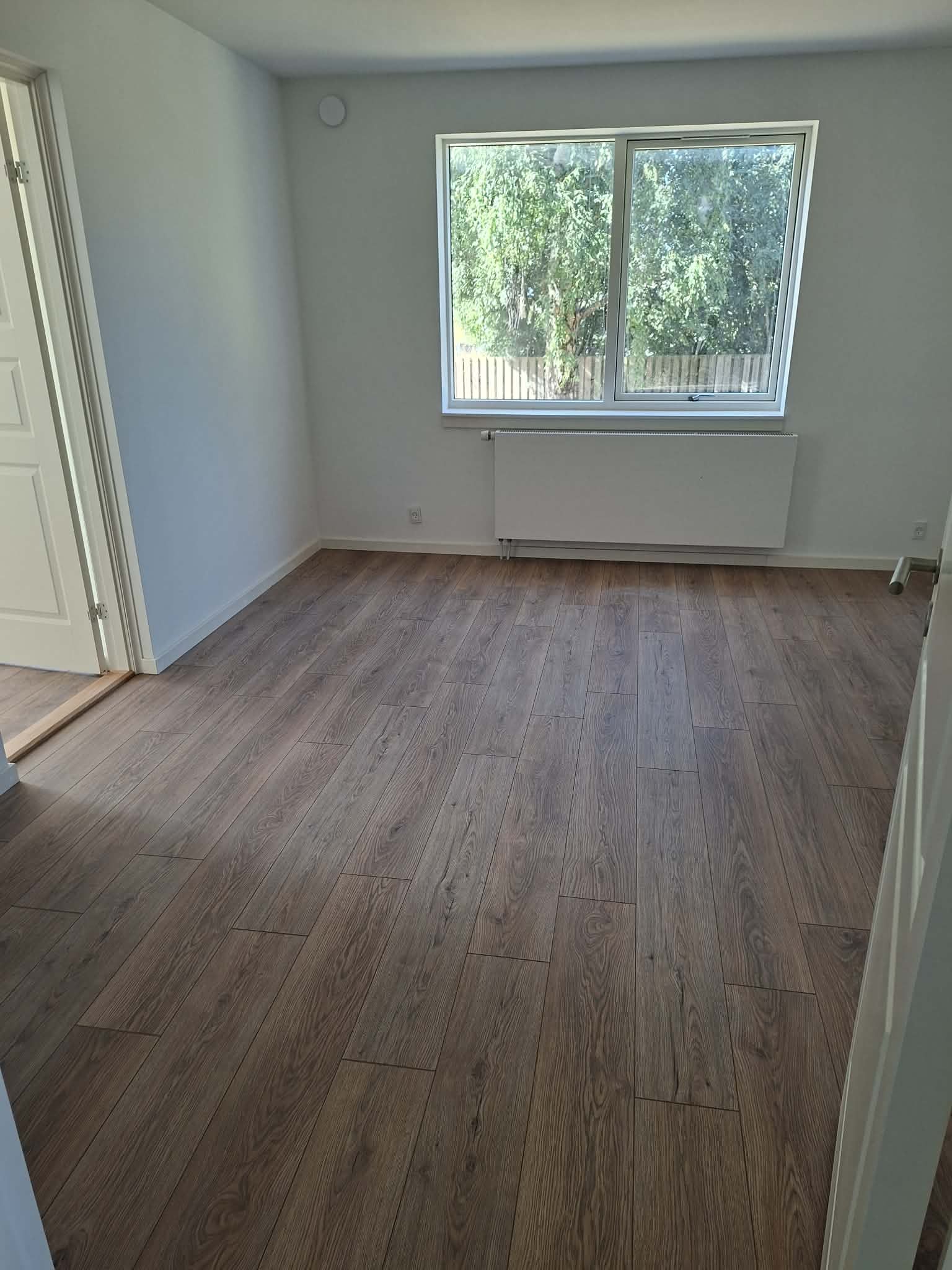 Totalrenoveret hus med 86 m² bolig, 50 m² kælder og stor carport