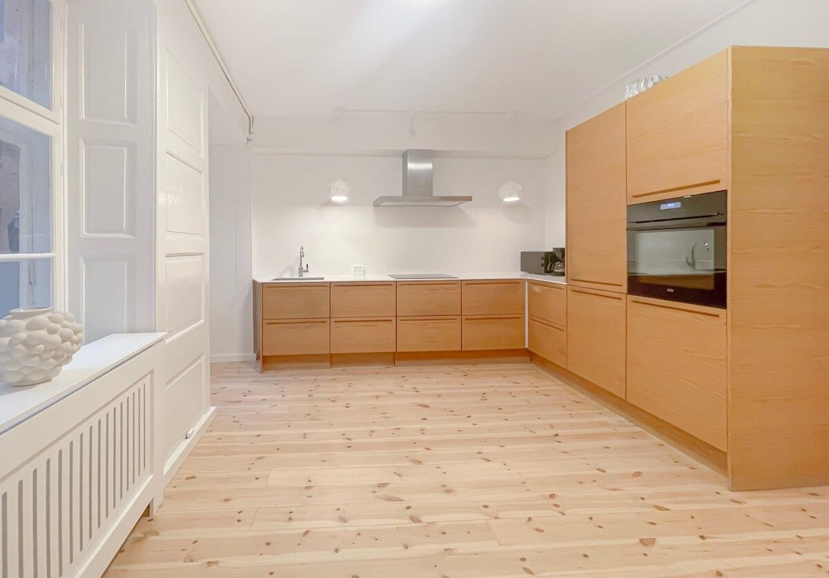 Spacious 150 m² 5-room apartment in the heart of Copenhagen K – all utilities included