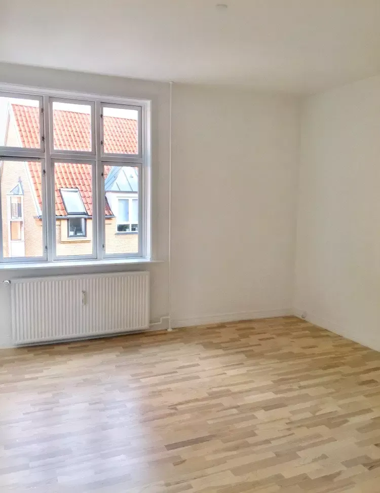 Lys 3-værelses på 90 m2 med altan, moderne spisekøkken og klassiske detaljer