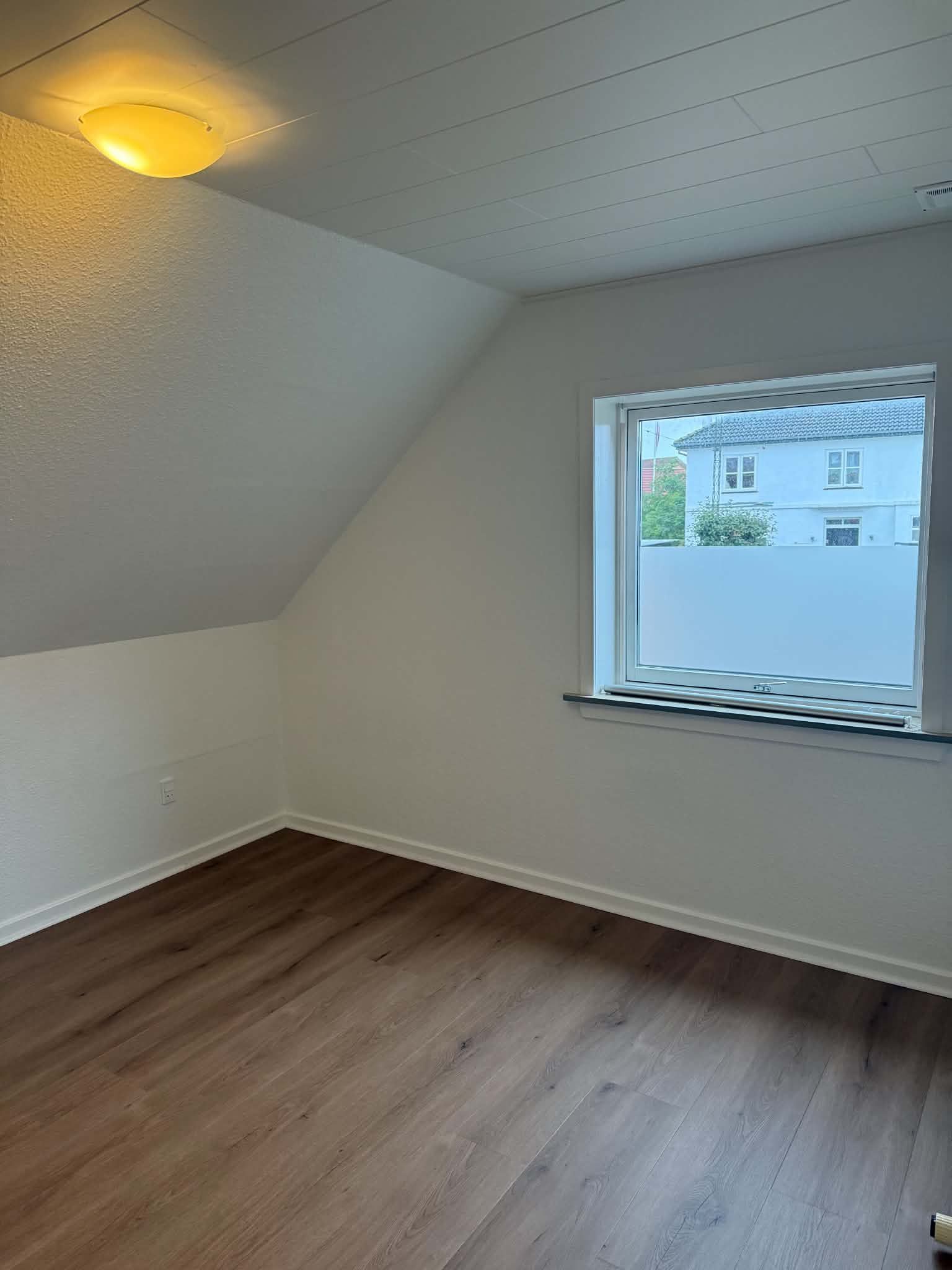 Dejlig 2 værelses lejlighed på 1. sal udlejes i Grindsted bymidte. 