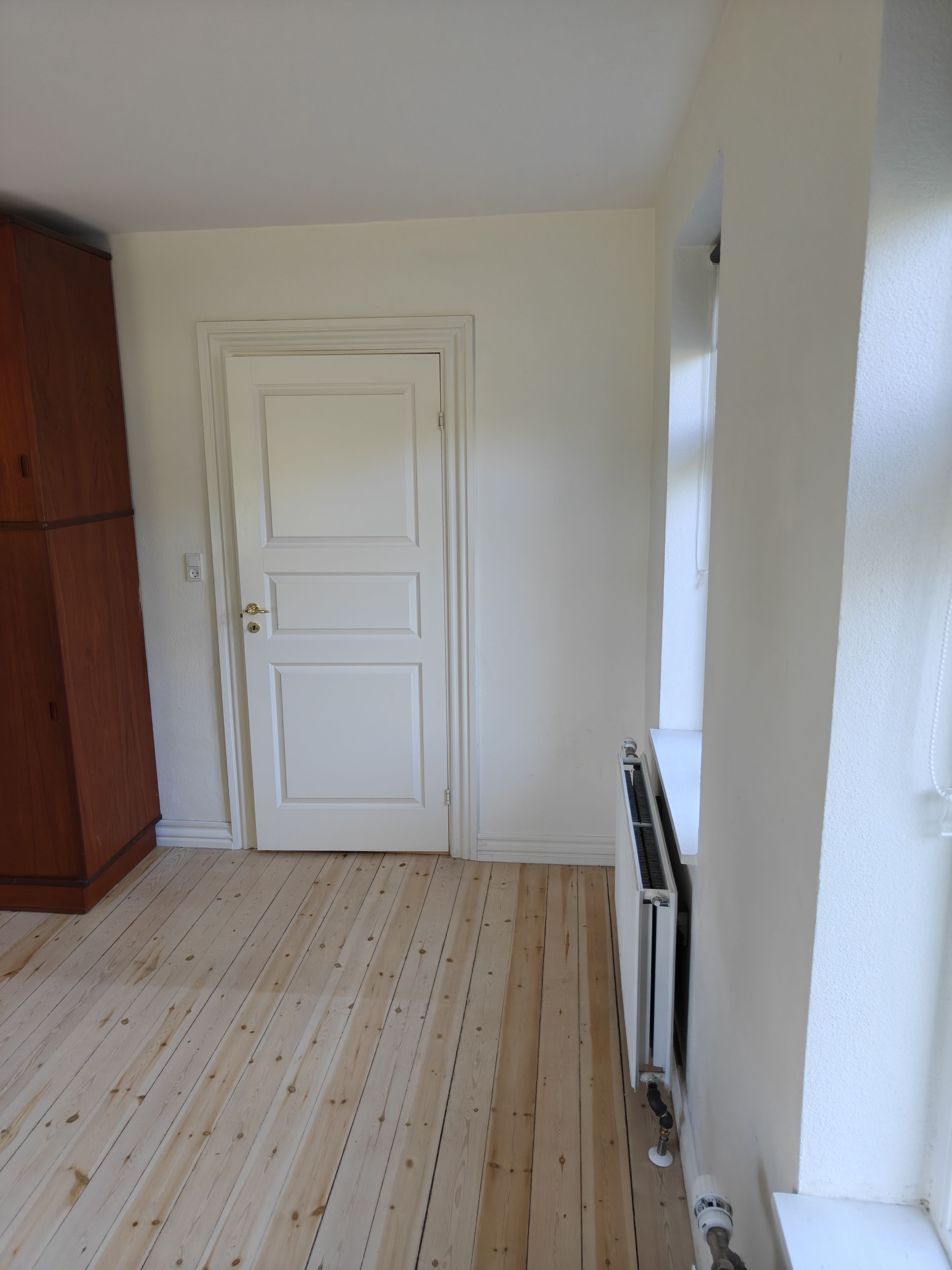 Nyrenoveret 3-værelses lejlighed på 115 m² i Hasselager – stor have og husdyr tilladt