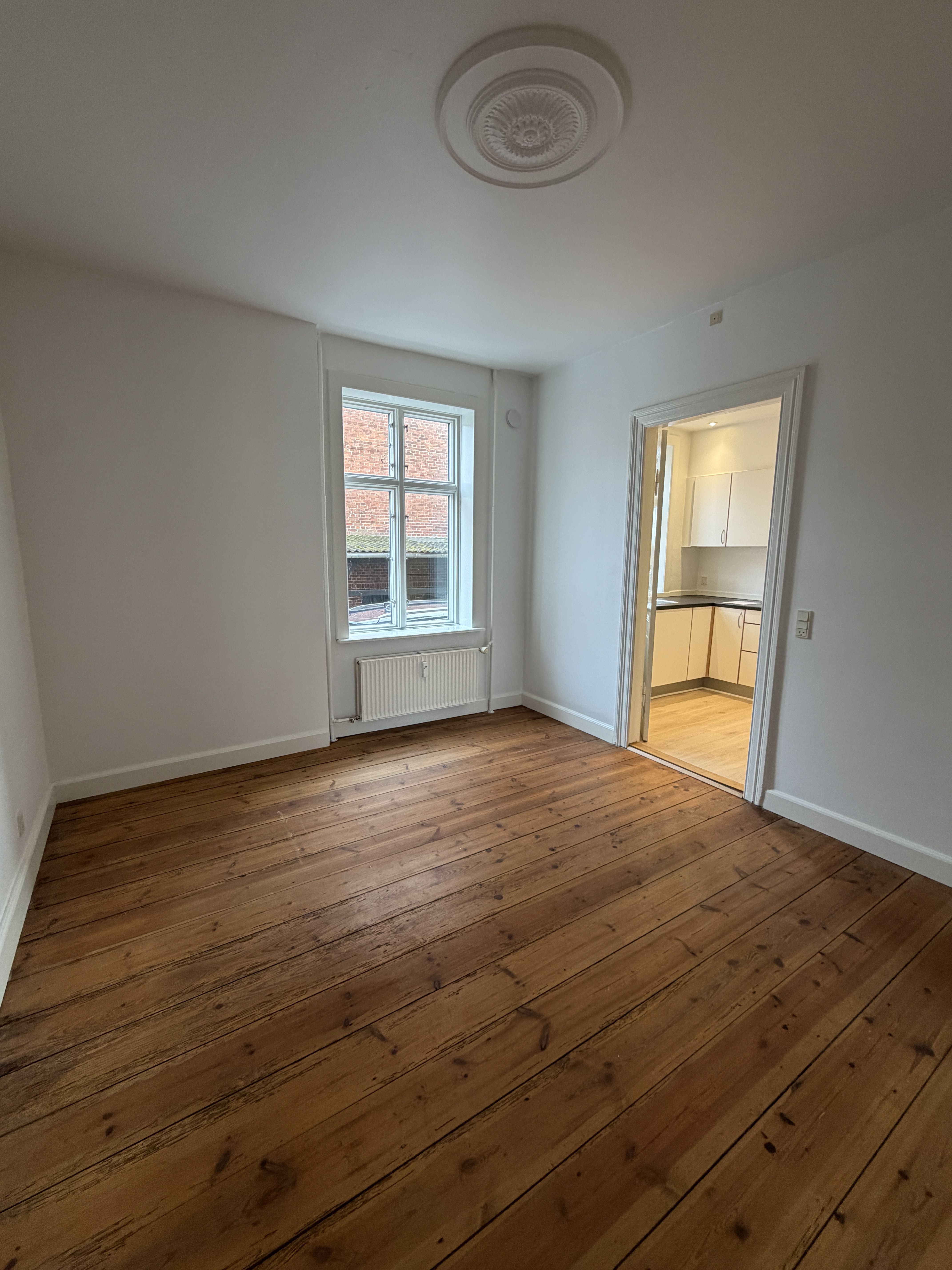 Lys 3-værelses lejlighed med stue en suite midt i Aabenraa – 89 m²